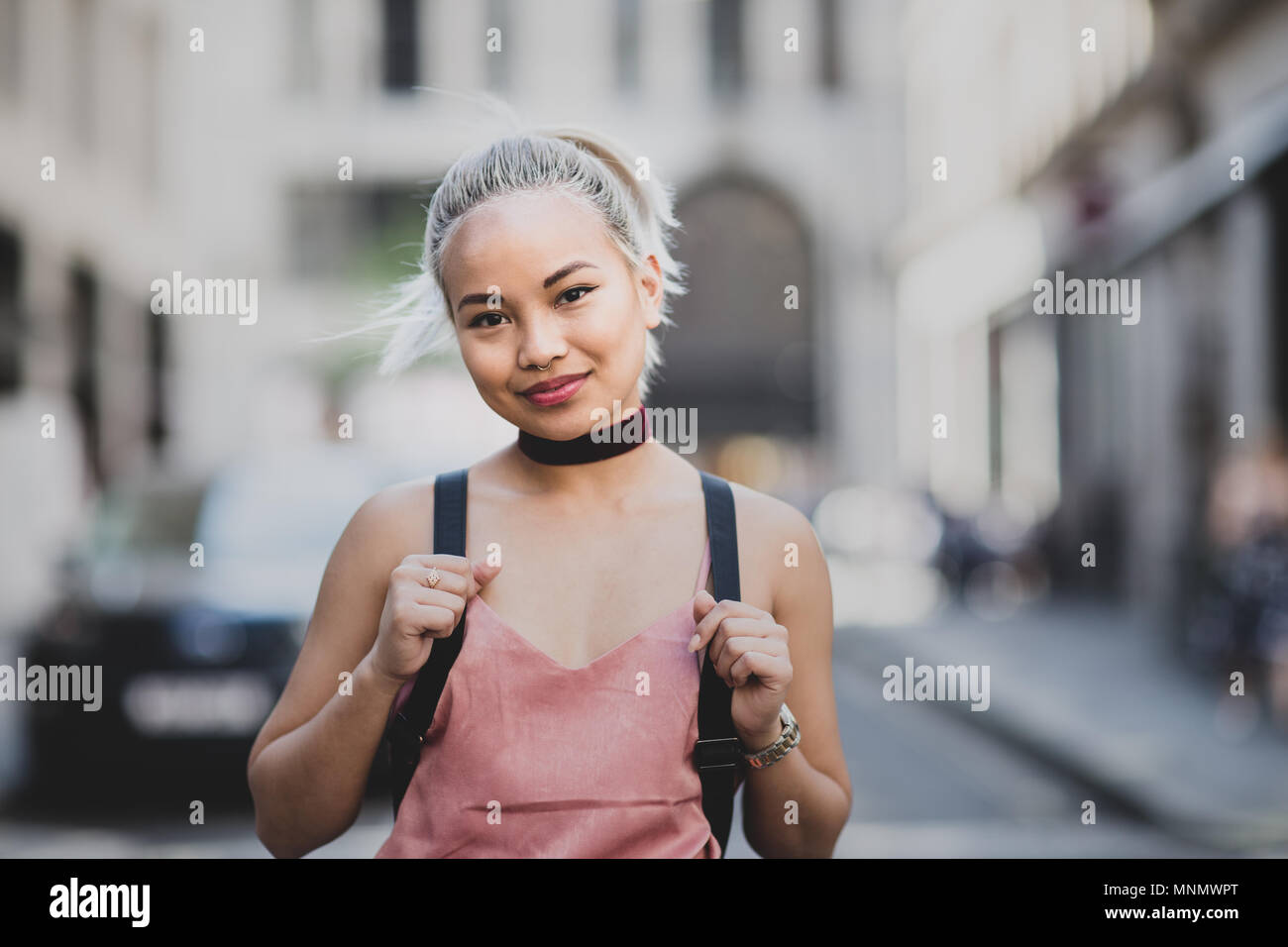 Portrait von jungen erwachsenen Frauen auf die Kamera suchen Stockfoto