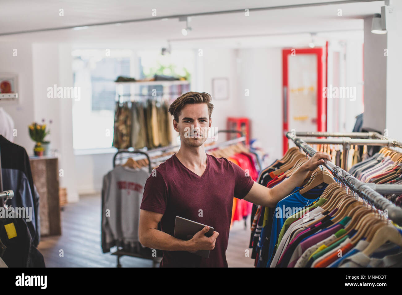 Porträt eines Store Manager in Clothing Store Stockfoto