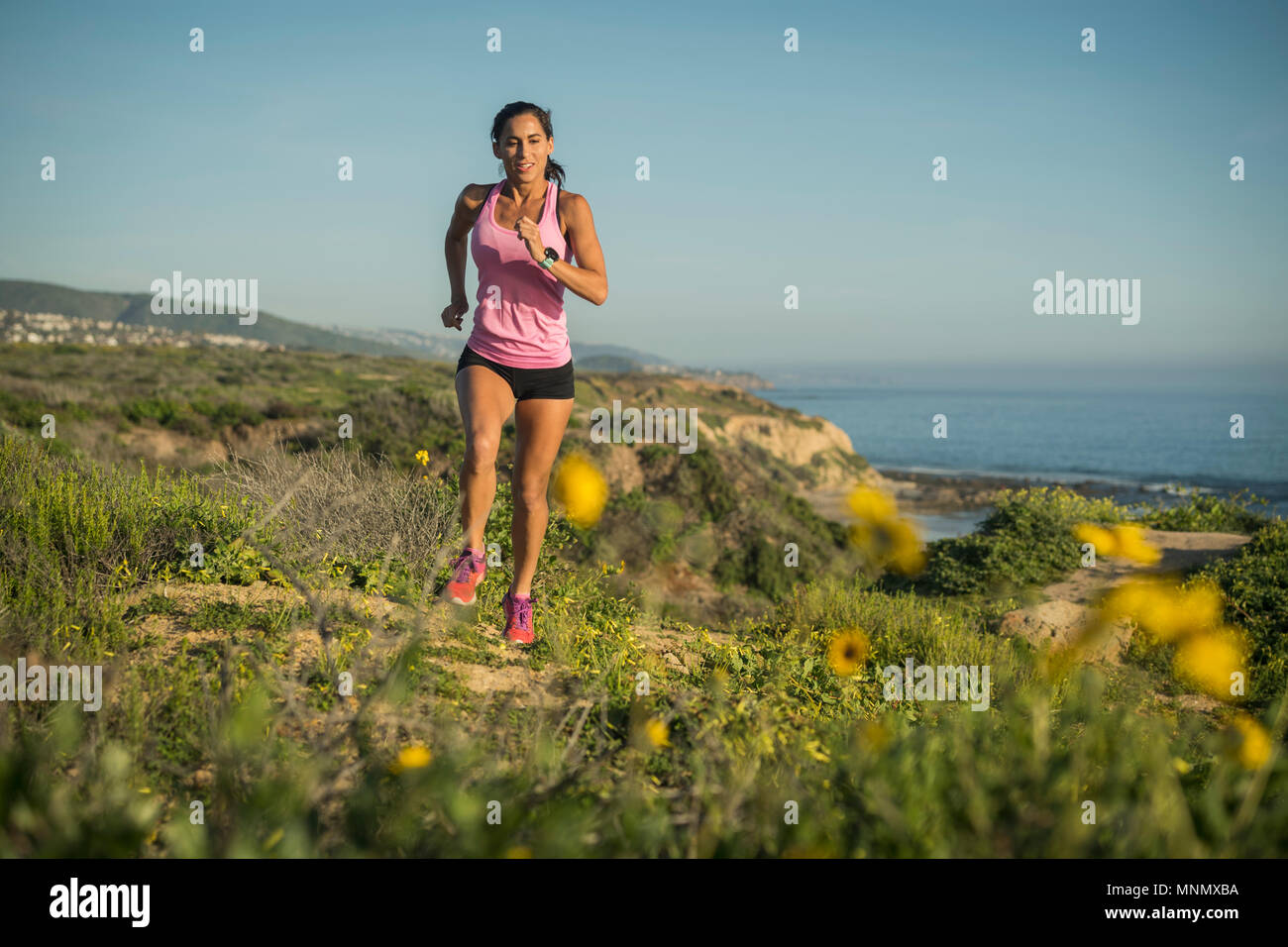 USA, Kalifornien, Newport Beach, Frau entlang der Klippe läuft Stockfoto