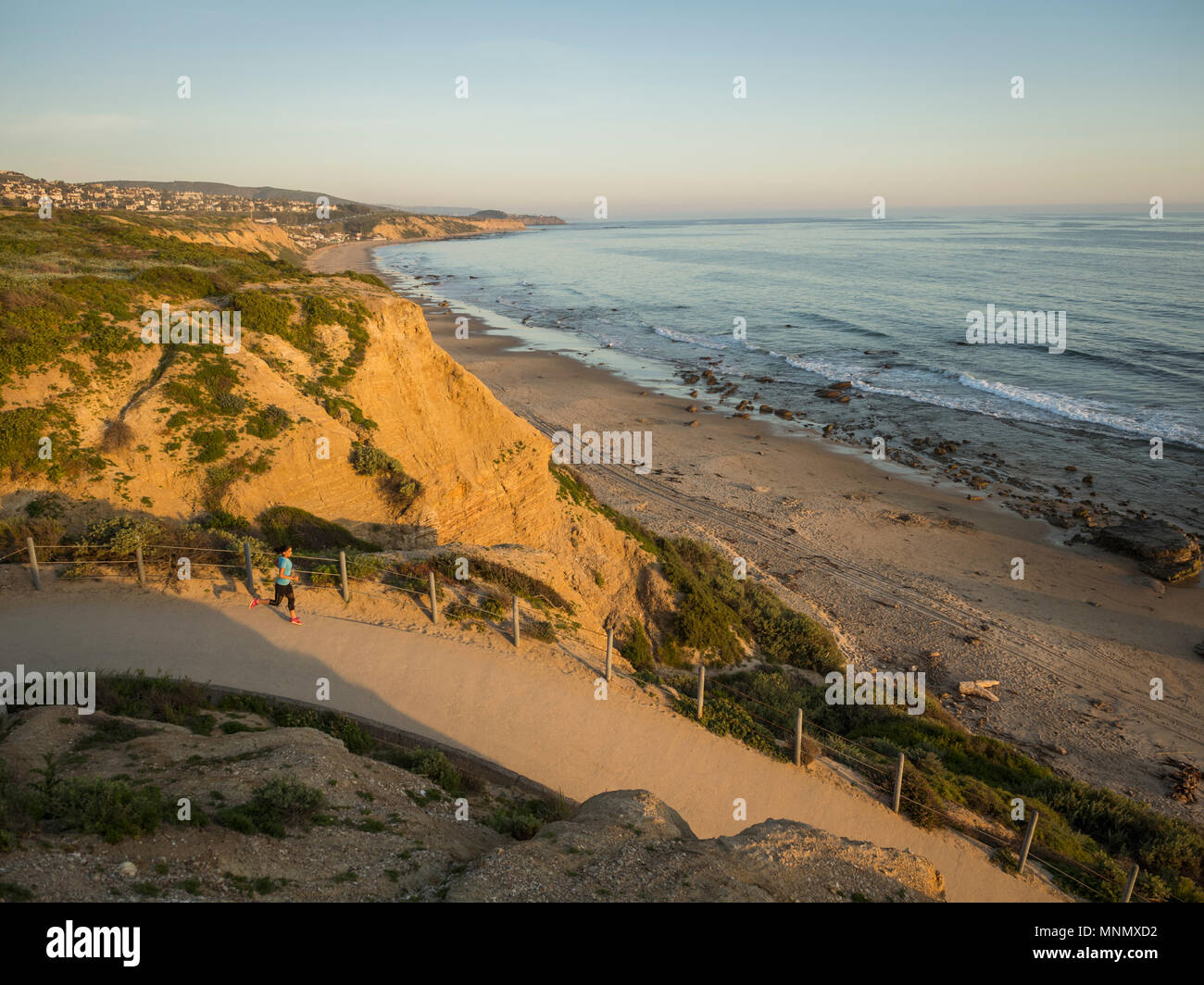USA, Kalifornien, Newport Beach, Frau Fußweg entlang läuft Stockfoto