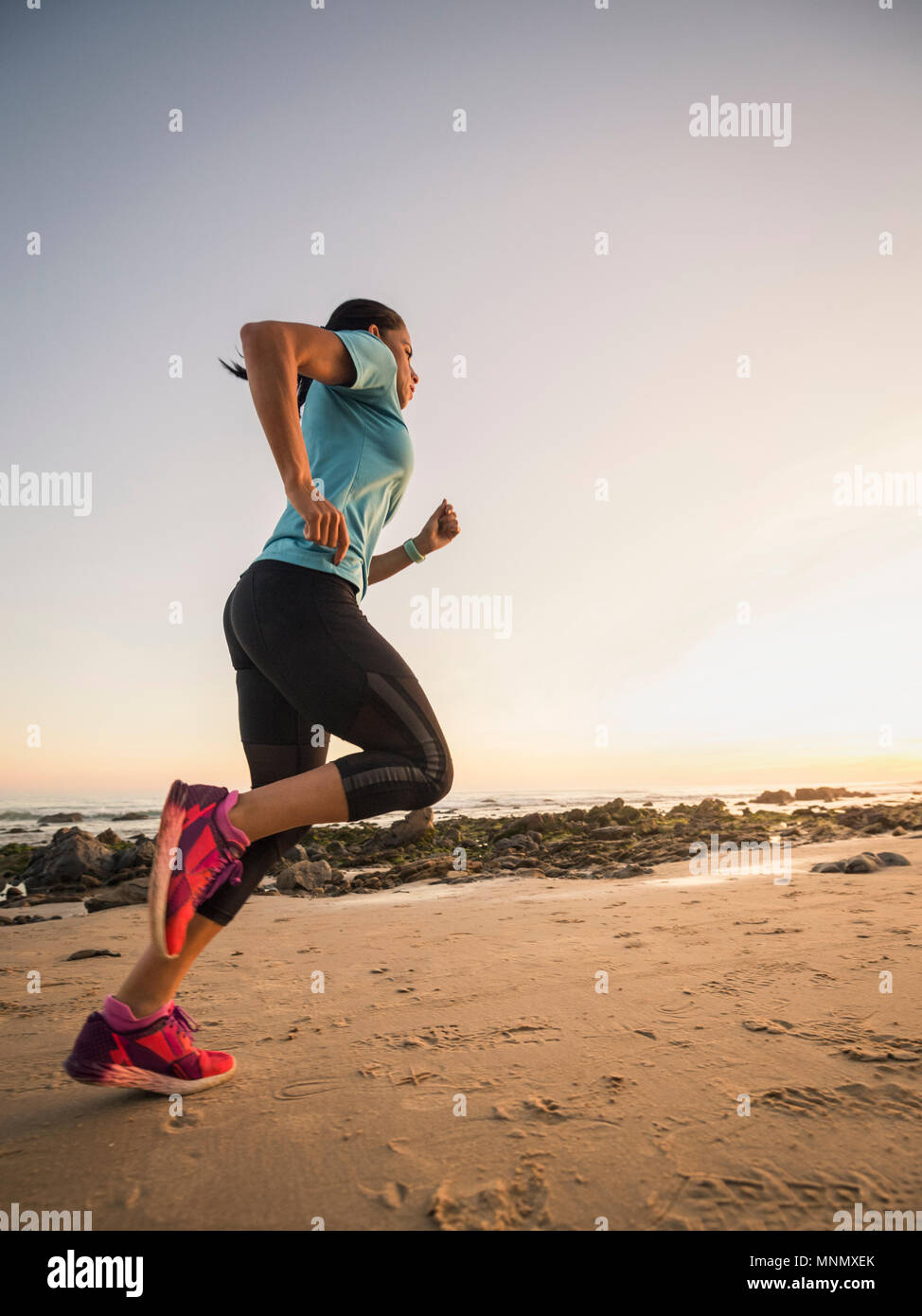 USA, Kalifornien, Newport Beach, Frau, Jogging am Strand. Stockfoto