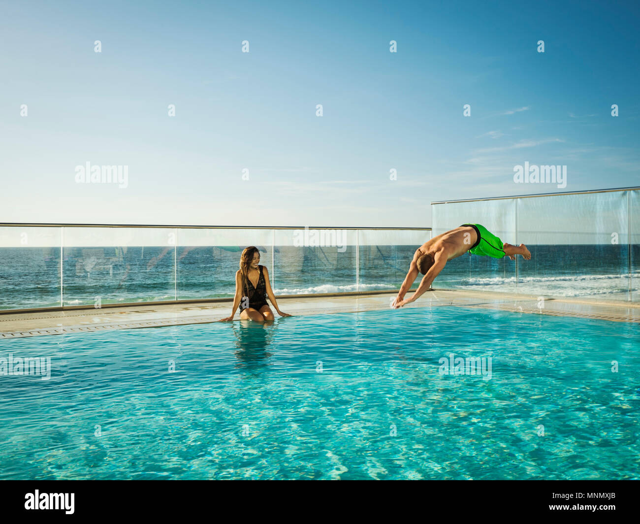 Paar im Schwimmbad Stockfoto