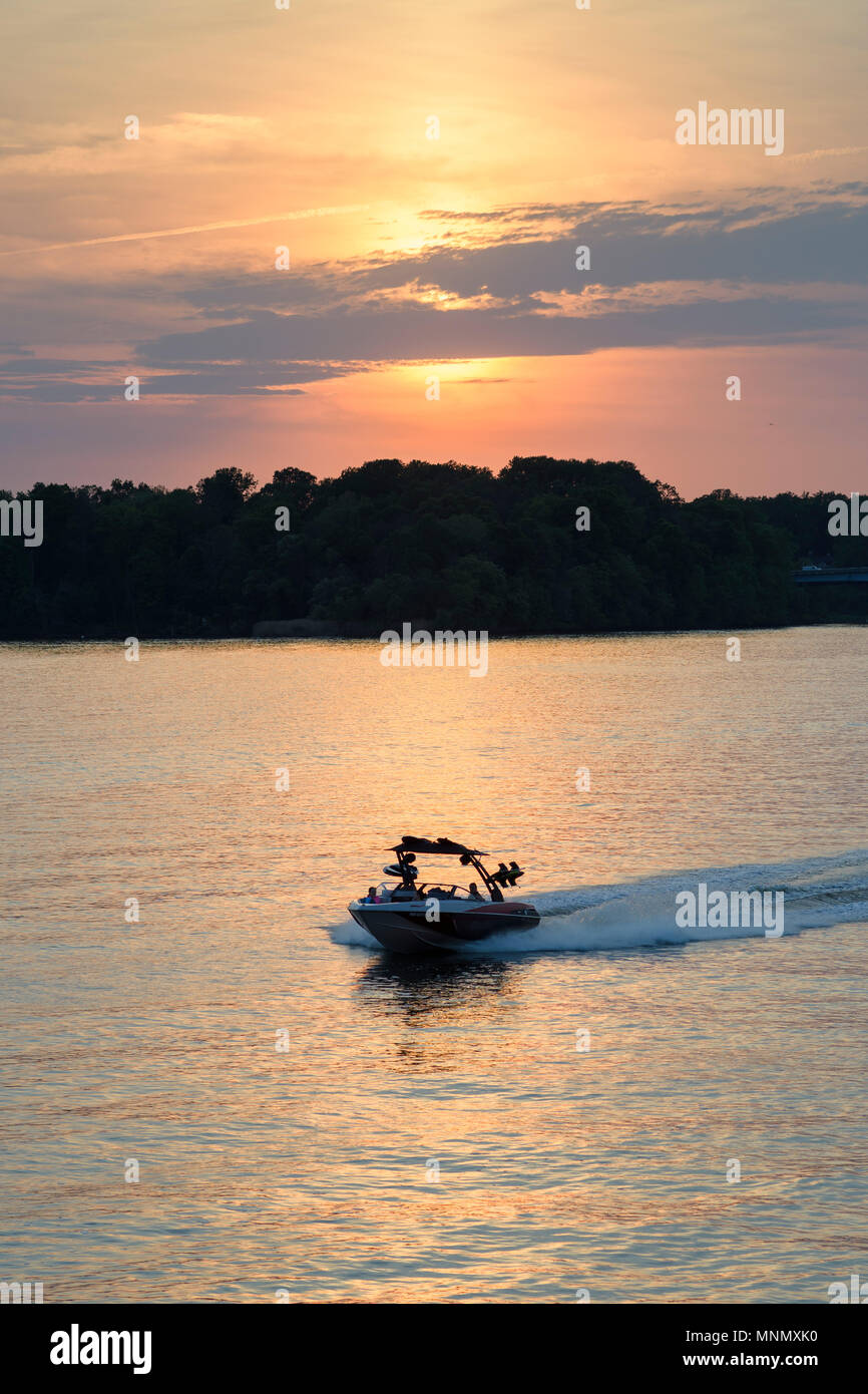 Ein Schnellboot fährt auf den Severn River in der Nähe von Annapolis, Maryland. Stockfoto