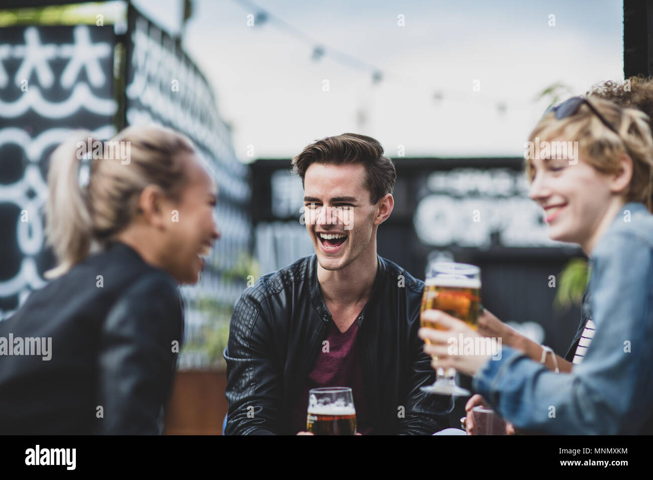 Freunde trinken in eine Bar im Freien im Sommer Stockfoto