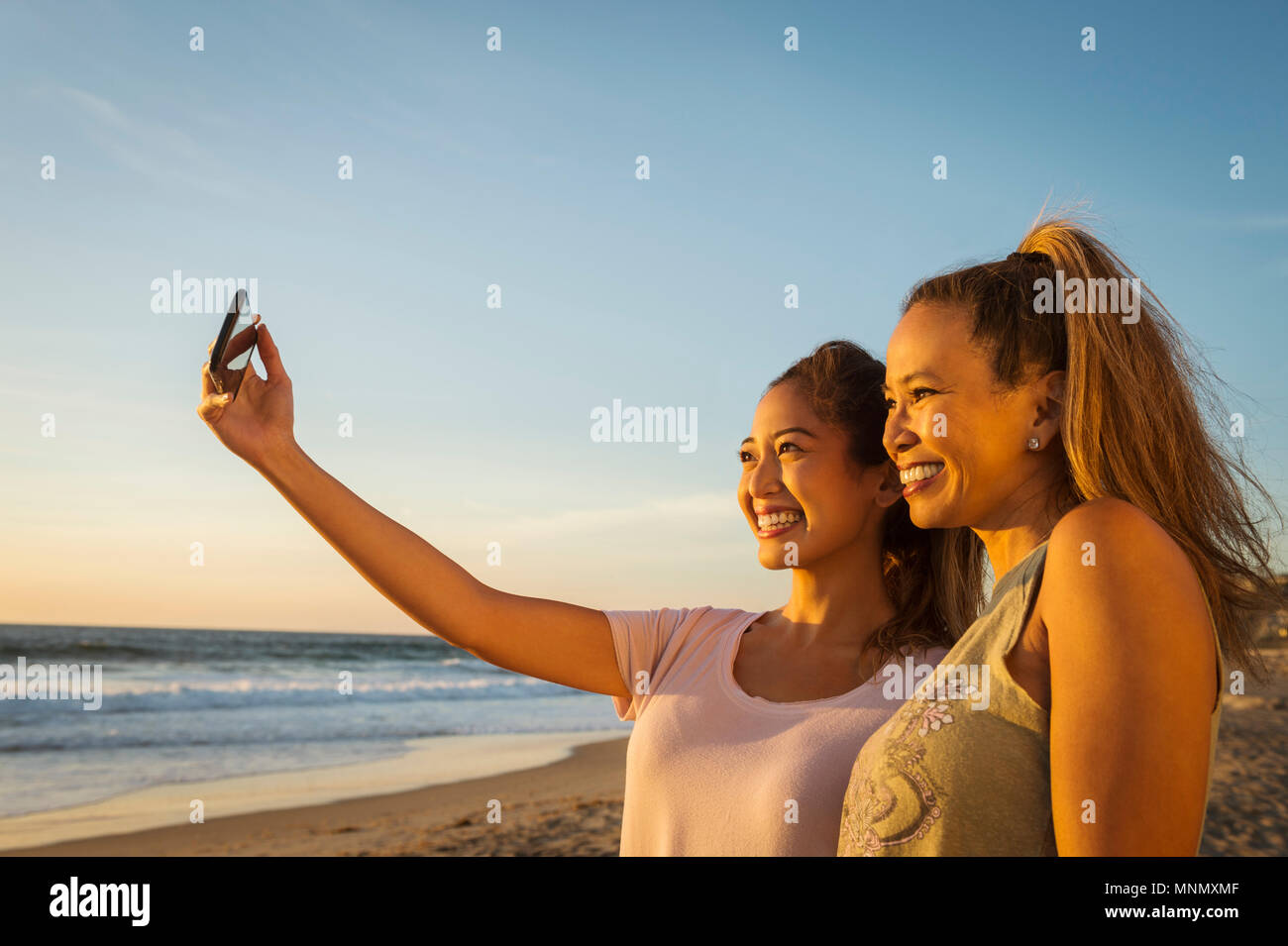 Mutter und Tochter nehmen selfie Stockfoto