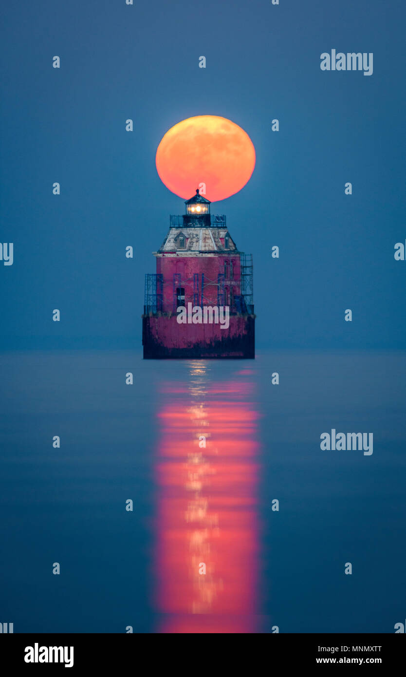 Eine vollständige, super Mond erhebt sich hinter dem Sandy Point Leuchtturm, auf der Chesapeake Bay, in der Nähe von Annapolis, Maryland. Stockfoto