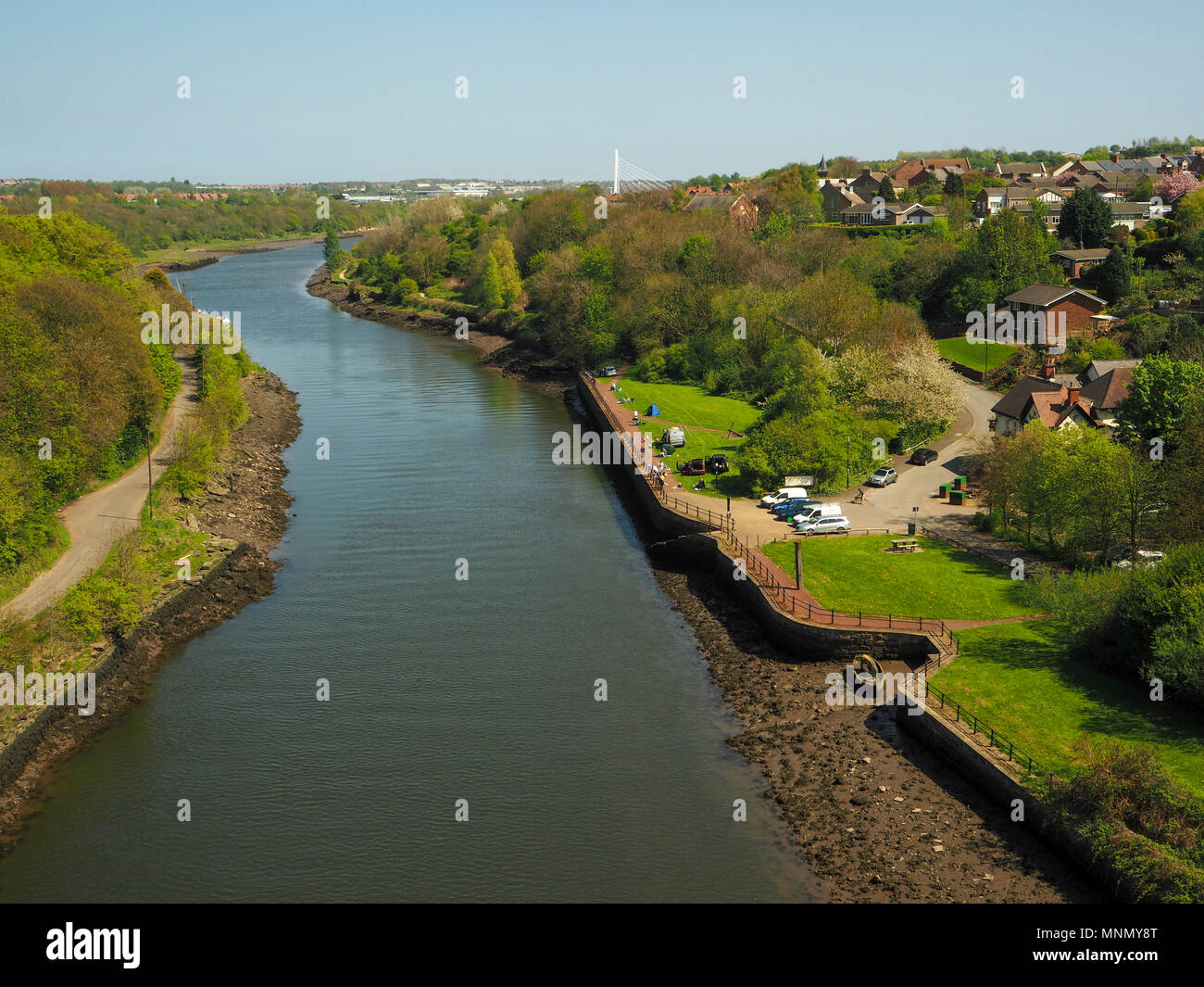 Blick auf den Fluss von einem 19 Road Bridge in der Nähe von South Hylton, Tyne Verschleiß und Abnutzung, England Stockfoto