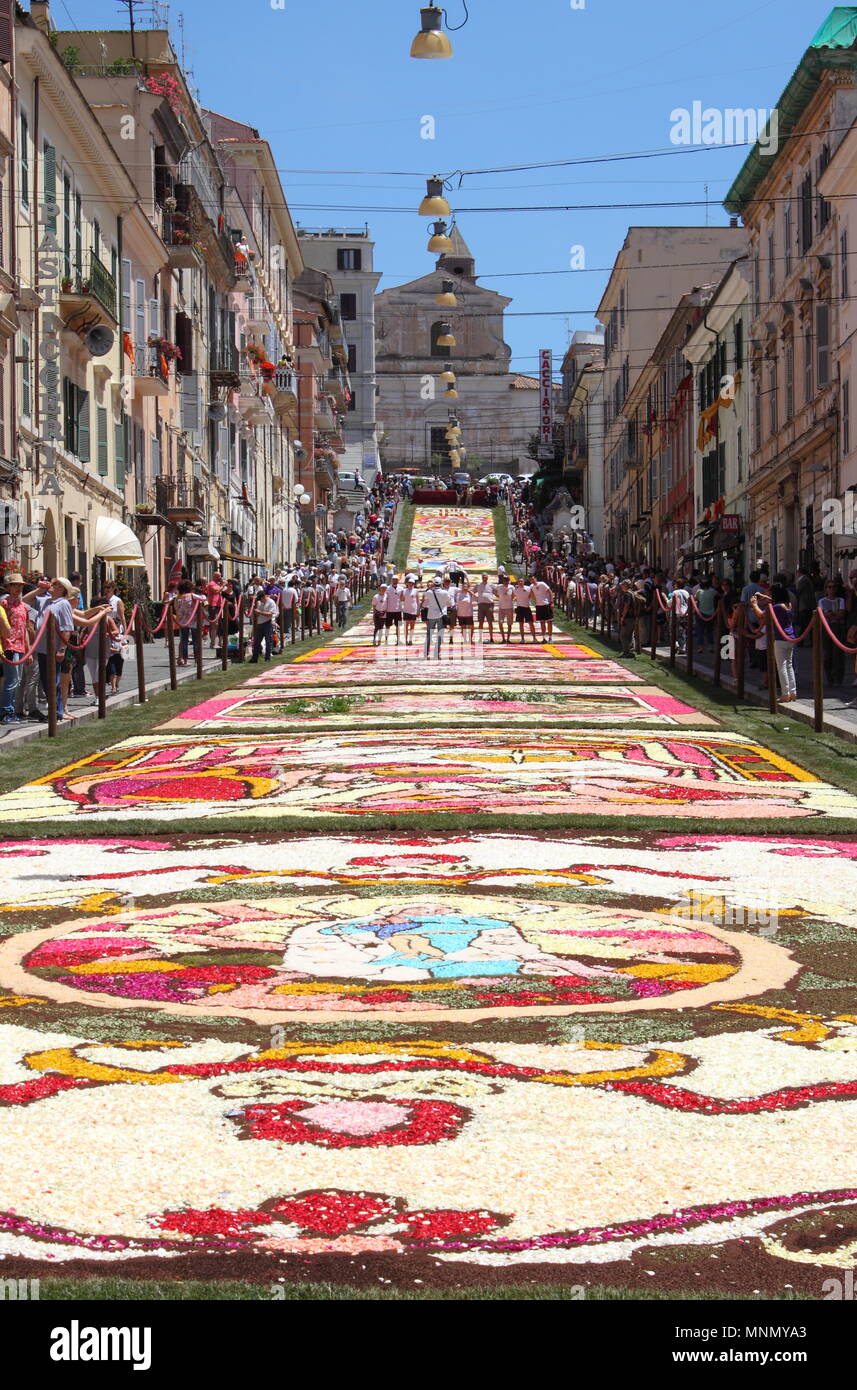 Canale Monterano, ITALIEN - Juni 18: Florale Teppich in der Hauptstraße am 18. Juni 2017 in Canale Monterano, Italien. Diese Veranstaltung findet jedes Jahr statt und fast 350.000 Fl Stockfoto