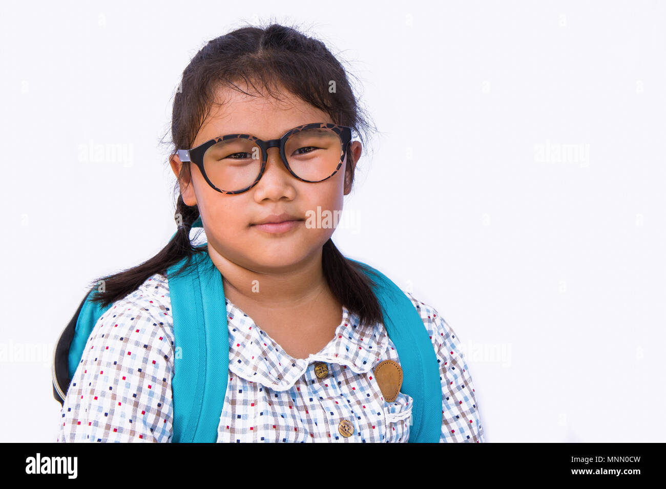 Girl's Lächeln und lustiges Gesicht und bereit zu Tasche in die Schule gehen und Raum auf weißem Hintergrund Kopie zu erhalten Stockfoto