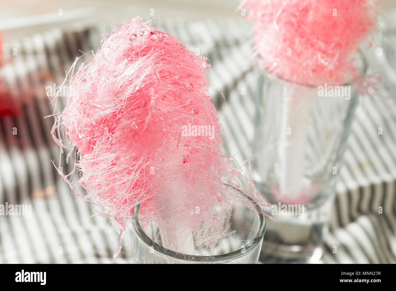 Zuckerhaltige Rosa hausgemachte Baumwolle Zuckerwatte auf einem Stick Stockfoto