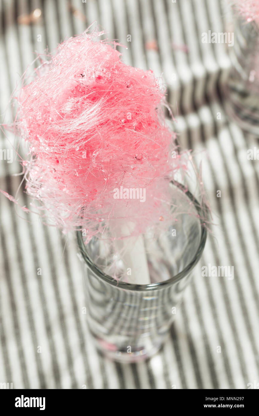 Zuckerhaltige Rosa hausgemachte Baumwolle Zuckerwatte auf einem Stick Stockfoto