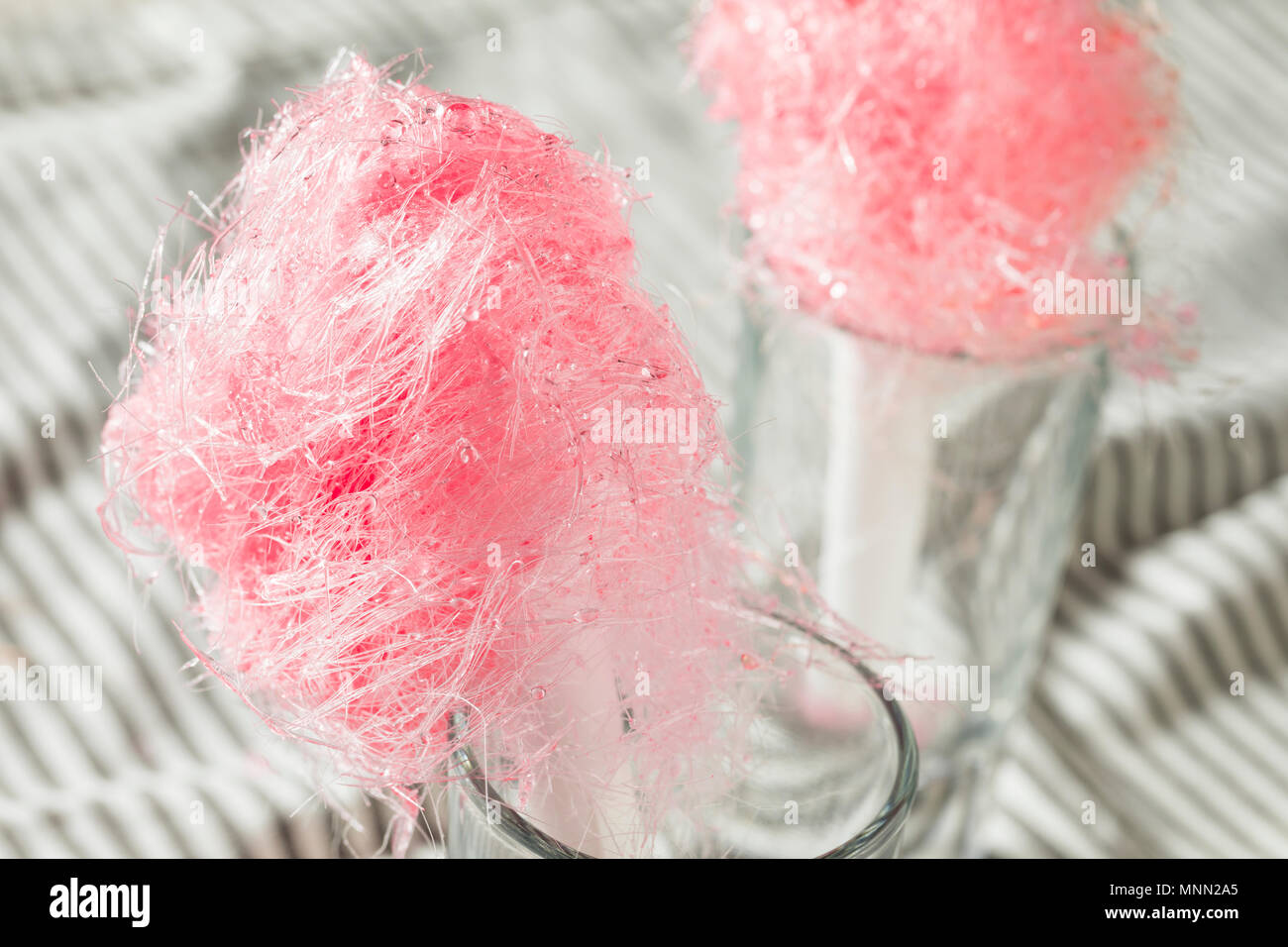 Zuckerhaltige Rosa hausgemachte Baumwolle Zuckerwatte auf einem Stick Stockfoto