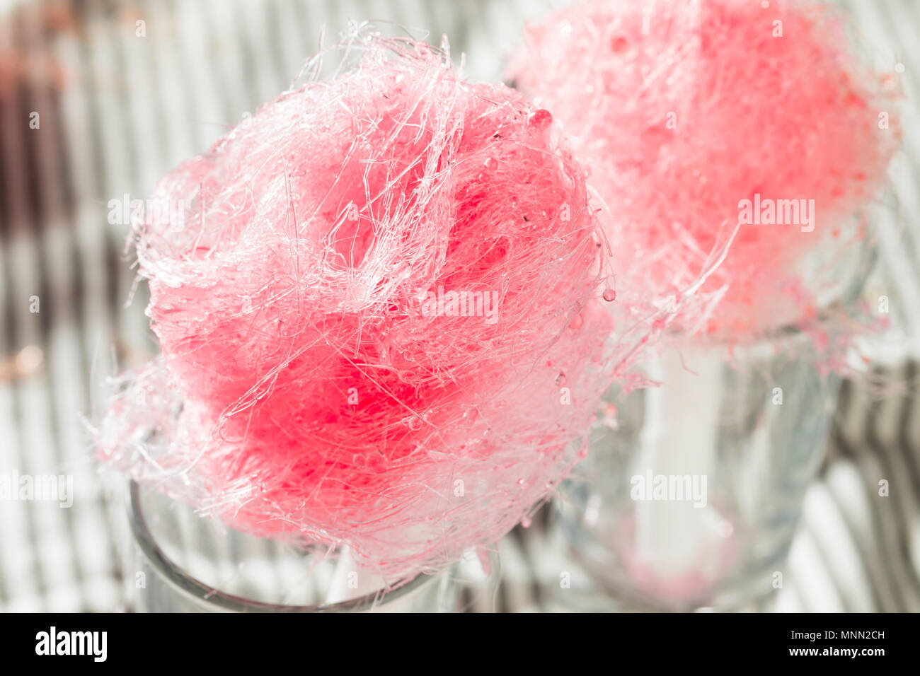 Zuckerhaltige Rosa hausgemachte Baumwolle Zuckerwatte auf einem Stick Stockfoto