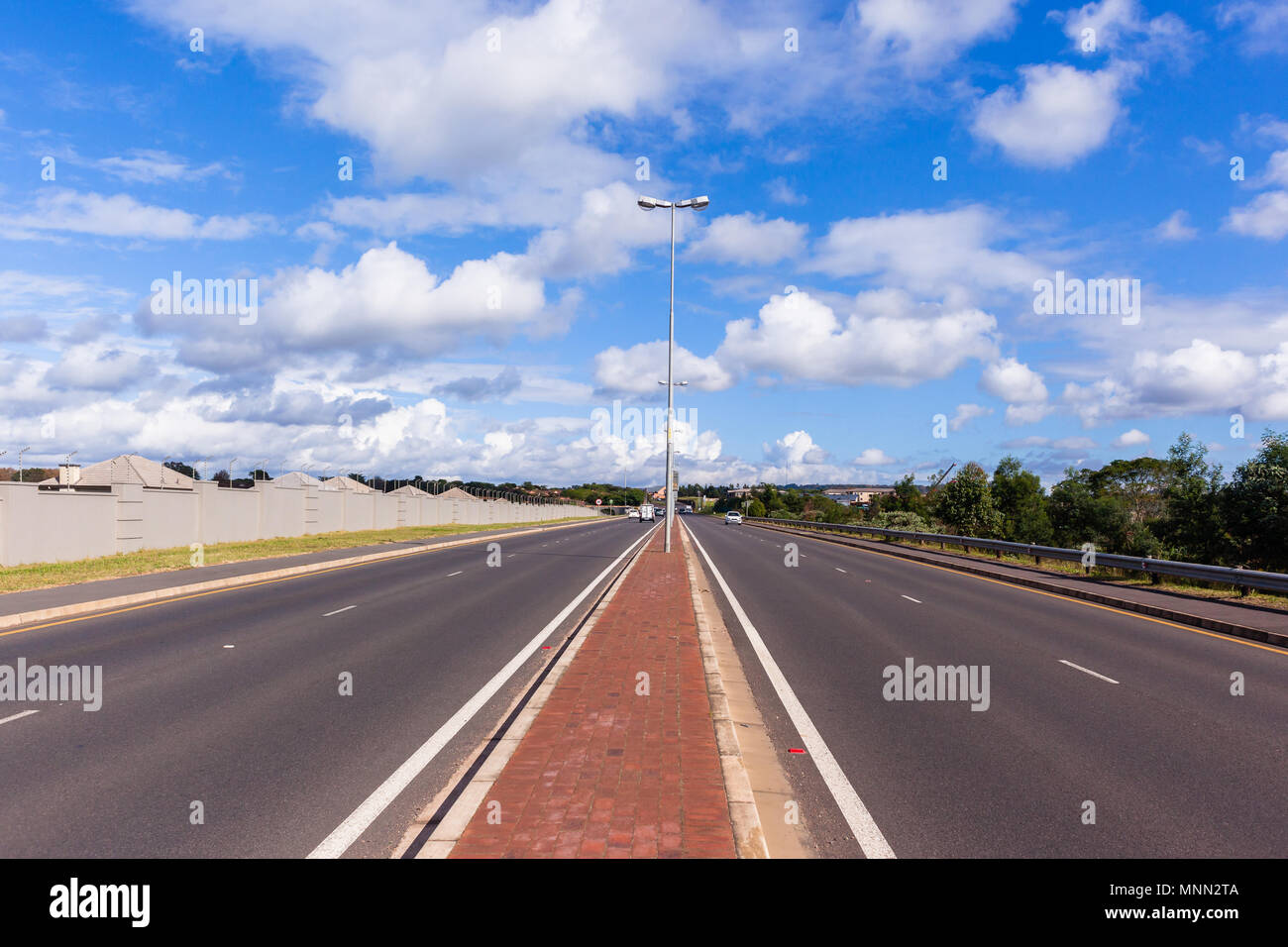 Neue inanda Straße von Wasserfall zu Hillcrest mit Schulen und Wohnimmobilien. Stockfoto