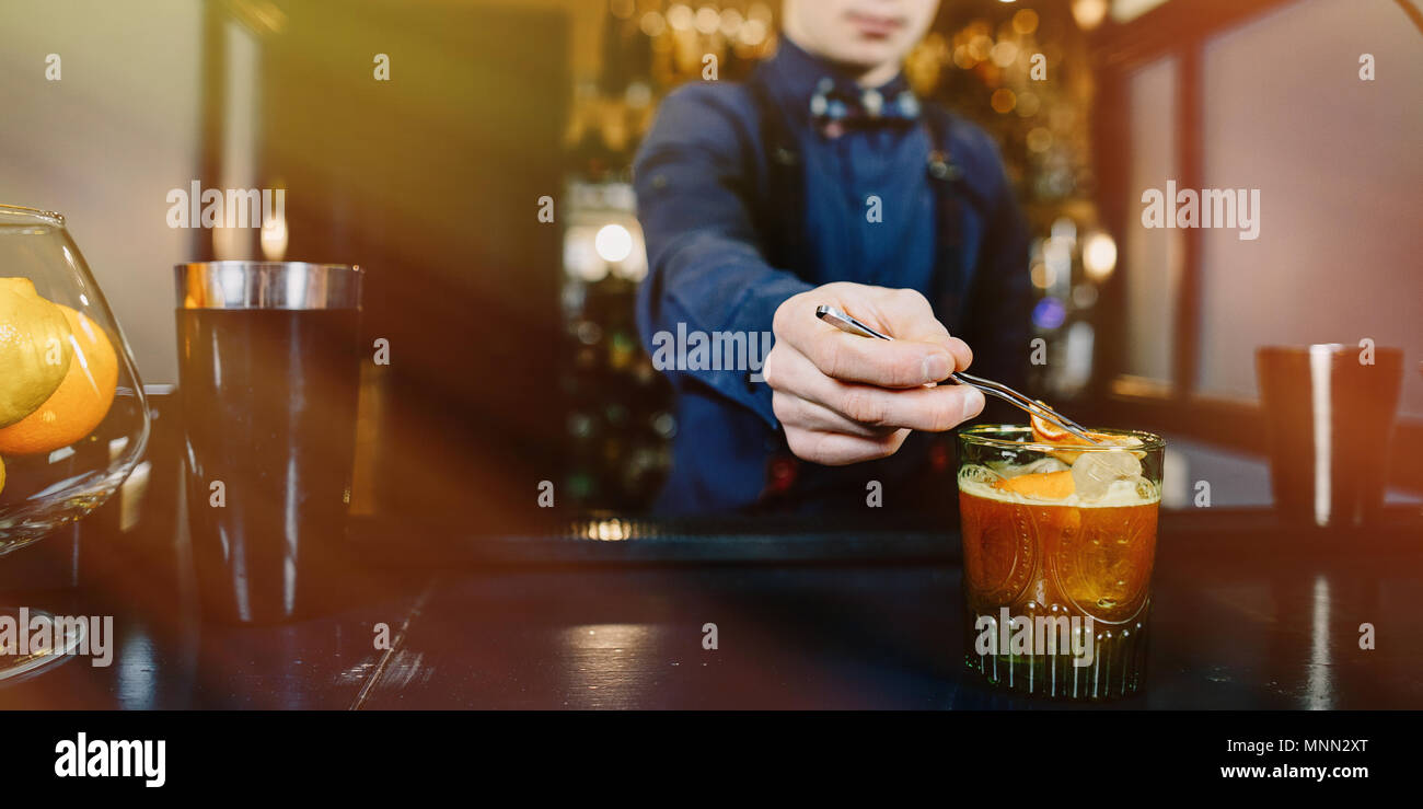 Experte Barkeeper macht Cocktail an der Bar. Stockfoto