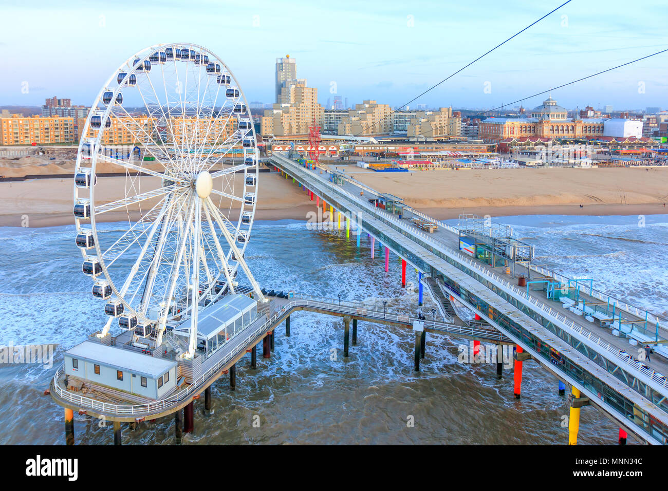 Das Riesenrad und die Pier in Scheveningen in den Niederlanden Stockfoto