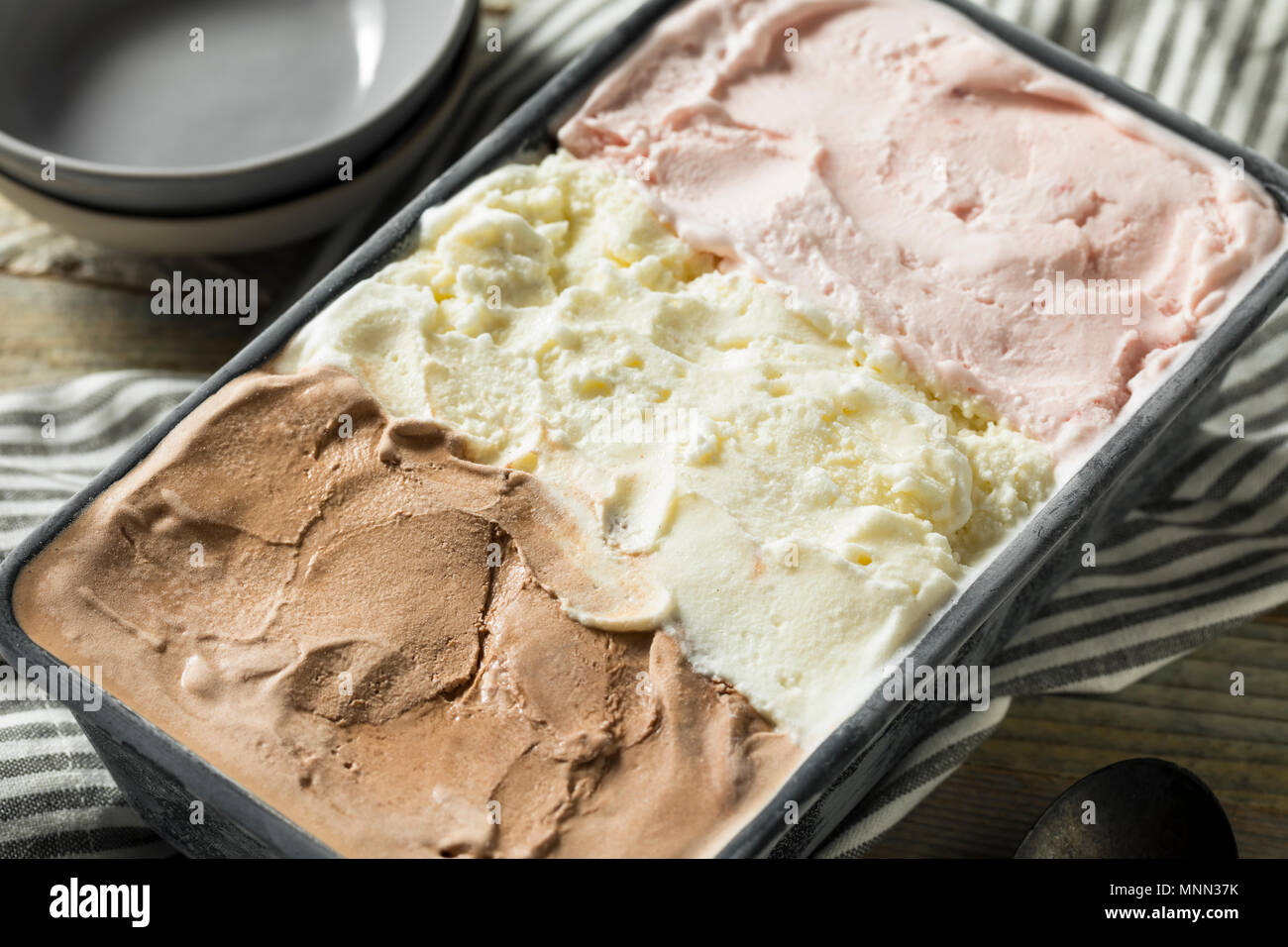 Hausgemachte Neopolitan Eis mit Schoko Vanille und Erdbeere Stockfoto
