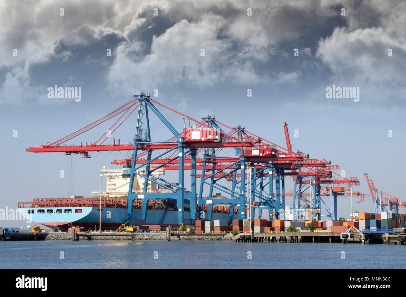 Container schiff mit Cargo durch große Container geladen - Kräne. Stockfoto