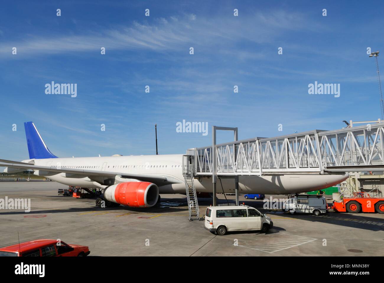 Airliner Docking an der Fluggastbrücke, Wartung Autos anreisen, für Kraftstoff Stockfoto