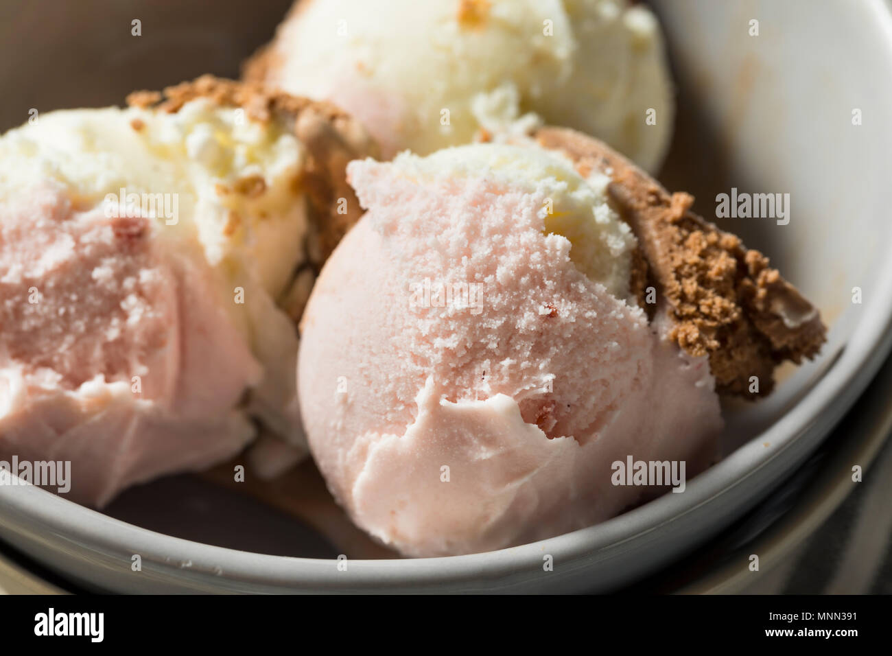 Hausgemachte Neopolitan Eis mit Schoko Vanille und Erdbeere Stockfoto