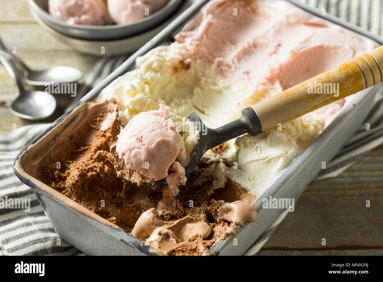 Hausgemachte Neopolitan Eis mit Schoko Vanille und Erdbeere Stockfoto