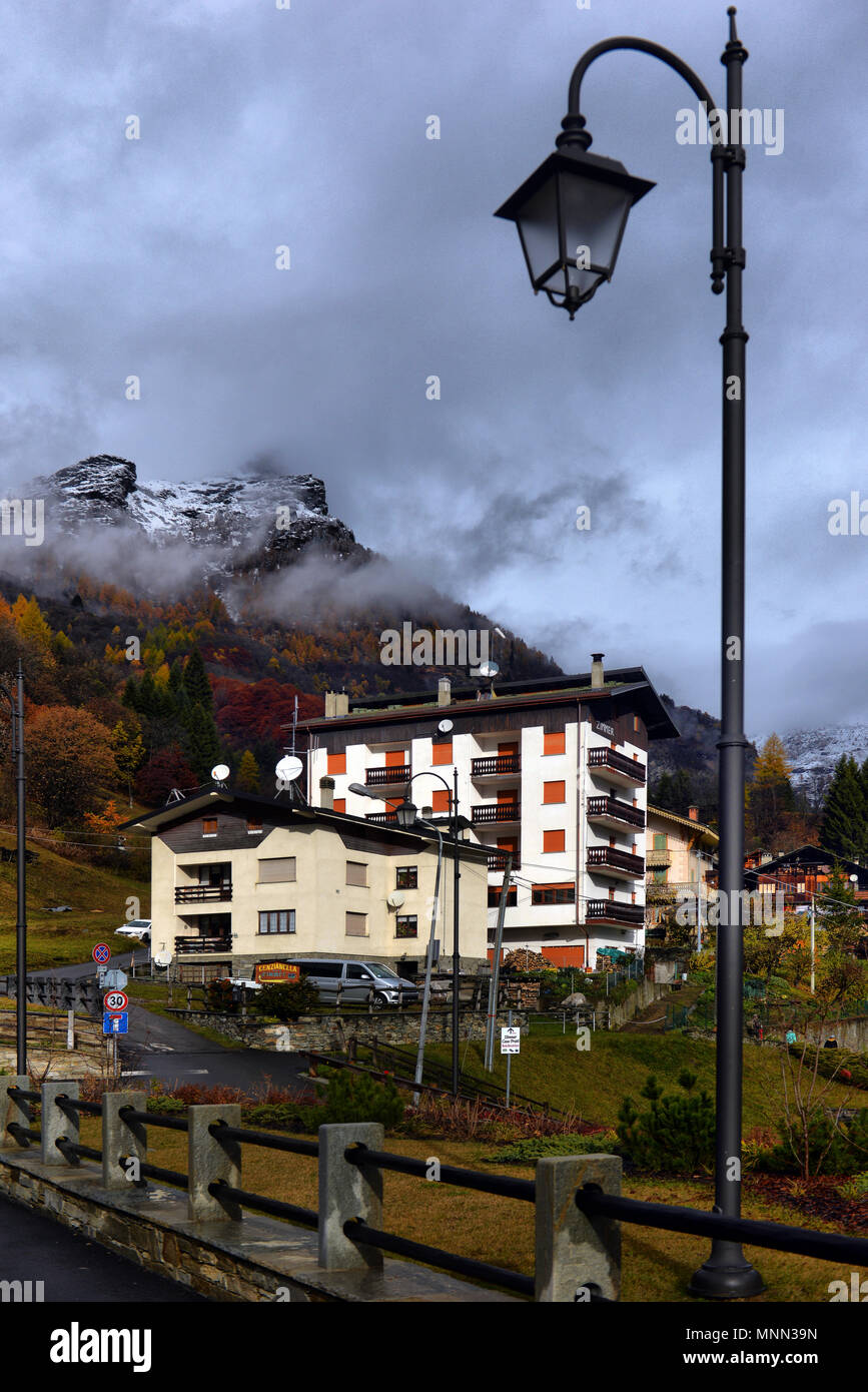 Italien, Alagna Valsesia. 05. NOVEMBER 2016. Kleine Bergstadt Straße mit typischen Häusern ITALIEN, Alagna Valsesia. 05. NOVEMBER 2016 Stockfoto