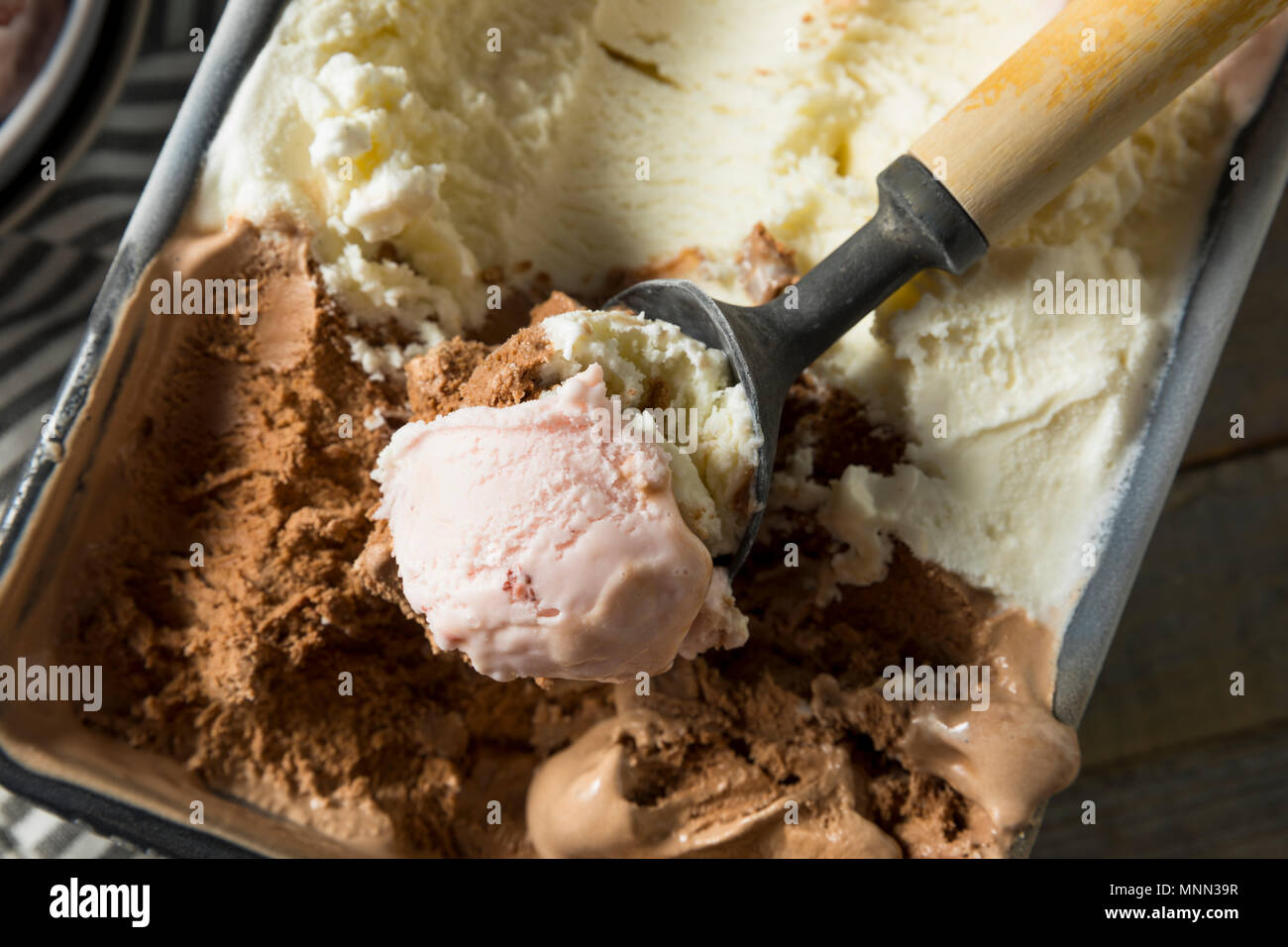 Hausgemachte Neopolitan Eis mit Schoko Vanille und Erdbeere Stockfoto