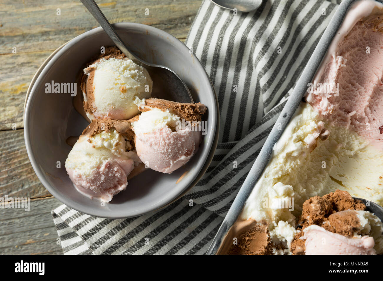 Hausgemachte Neopolitan Eis mit Schoko Vanille und Erdbeere Stockfoto