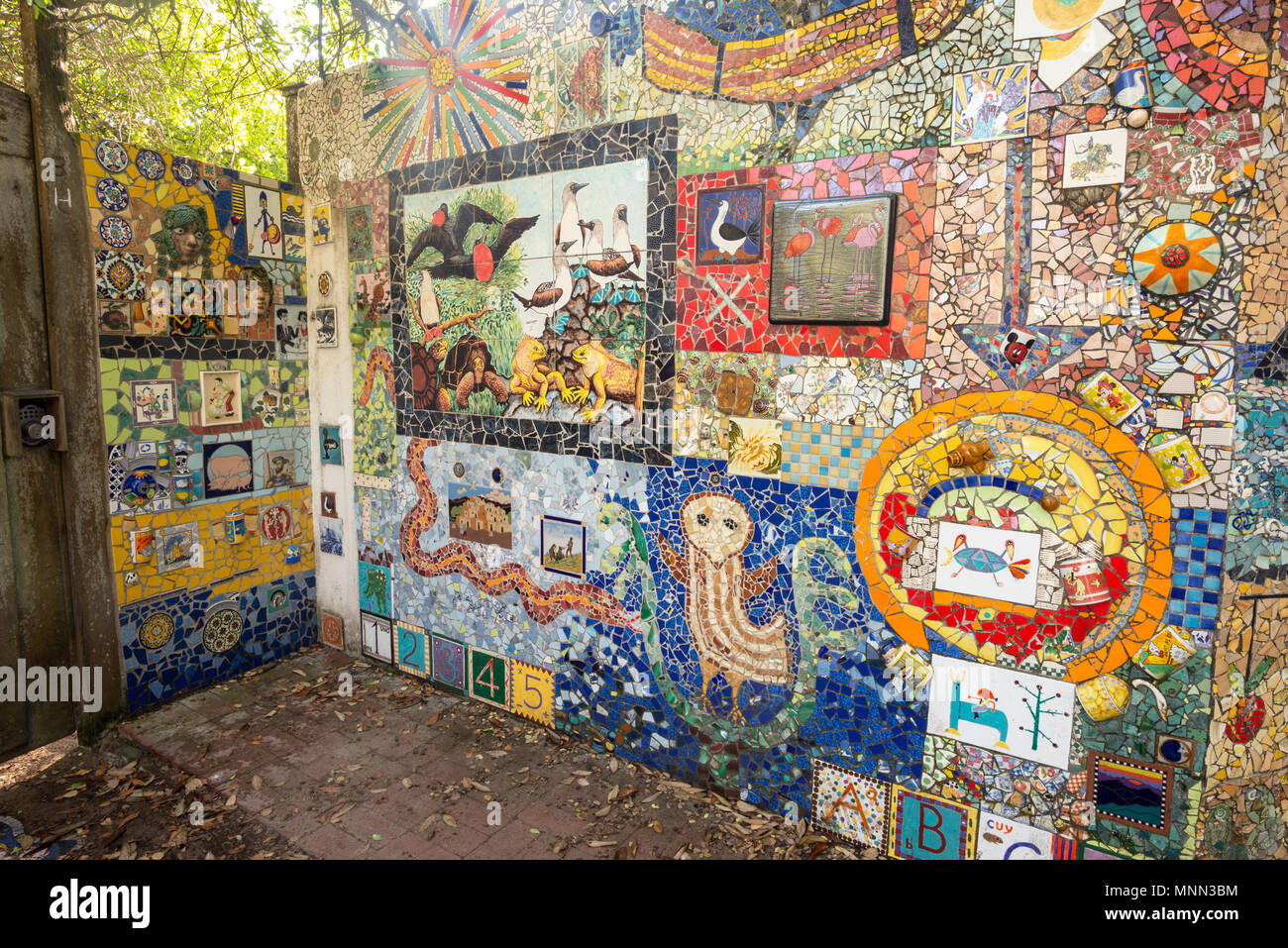 Die Galápagos-Keramik Mosaik Kunst Garten in Puerto Ayora, Isla Santa Cruz, Galapagos, Ecuador. Stockfoto