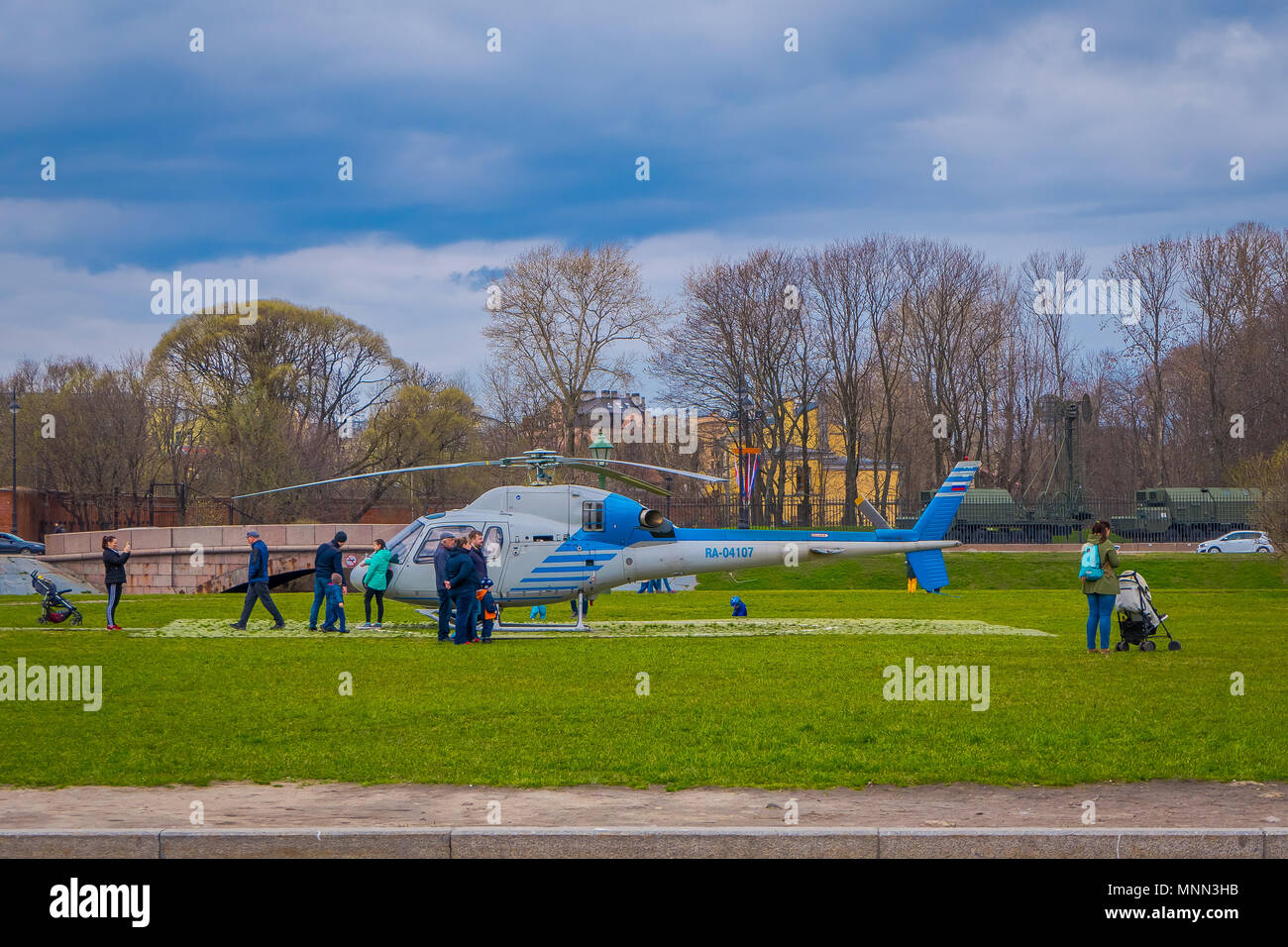 ST. PETERSBURG, Russland, 17. Mai 2018: Der Hubschrauber Mi-8 TV RA -24100 von Alliance Avia AON zieht vor dem Hintergrund des Museums der Artillerie Stockfoto