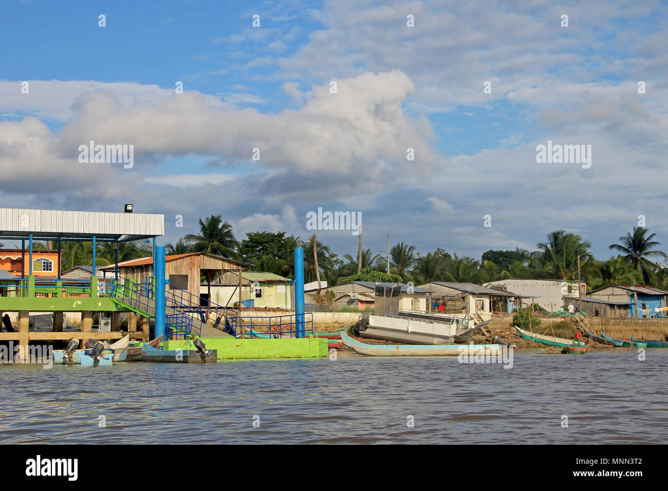 Boote und Häuser, Cayapas River, Provinz Esmeraldas, Ecuador Stockfoto