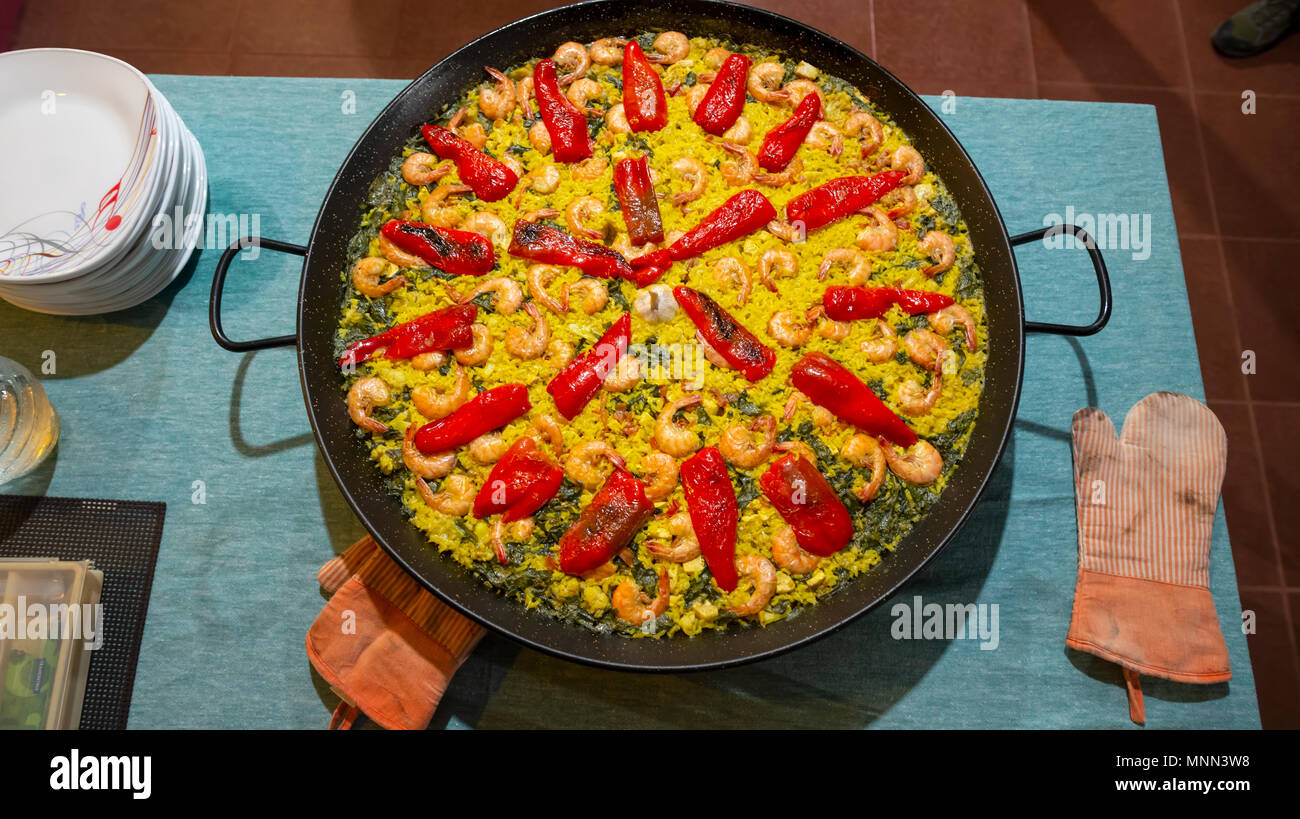 Große Pfanne mit Paella an einem Haus in der Galapagos-inseln, Ecuador. Stockfoto