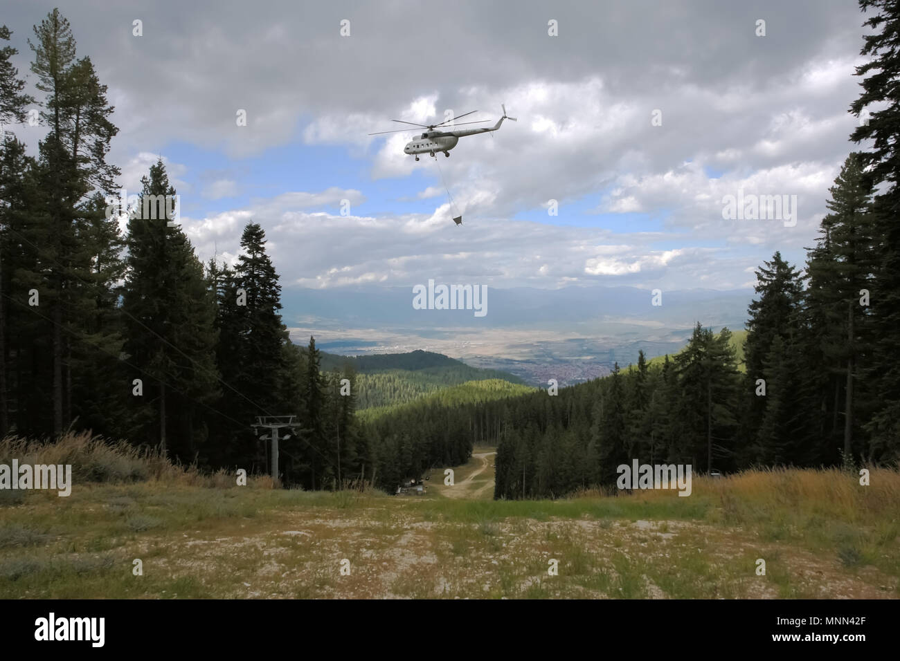 Ein großer Hubschrauber Transporte Fracht im Skiort Bansko, Bulgarien. Stockfoto
