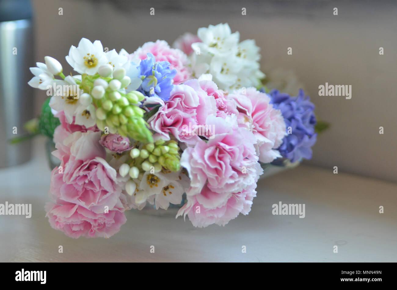 Rosa, Weiß und pruple Hochzeit Blumen leuchten durch weiches Tageslicht Stockfoto