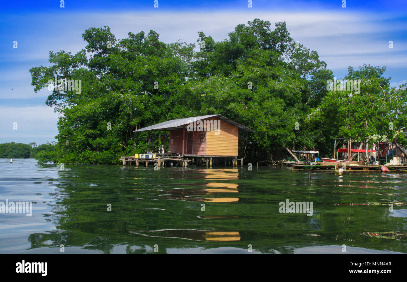 BOCAS, PANAMA - April 20, 2018: Häuser am Ufer der Insel Colon in Bocas del Toro, ist die Hauptstadt der Provinz mit dem gleichen Namen in der Karibik West Stockfoto