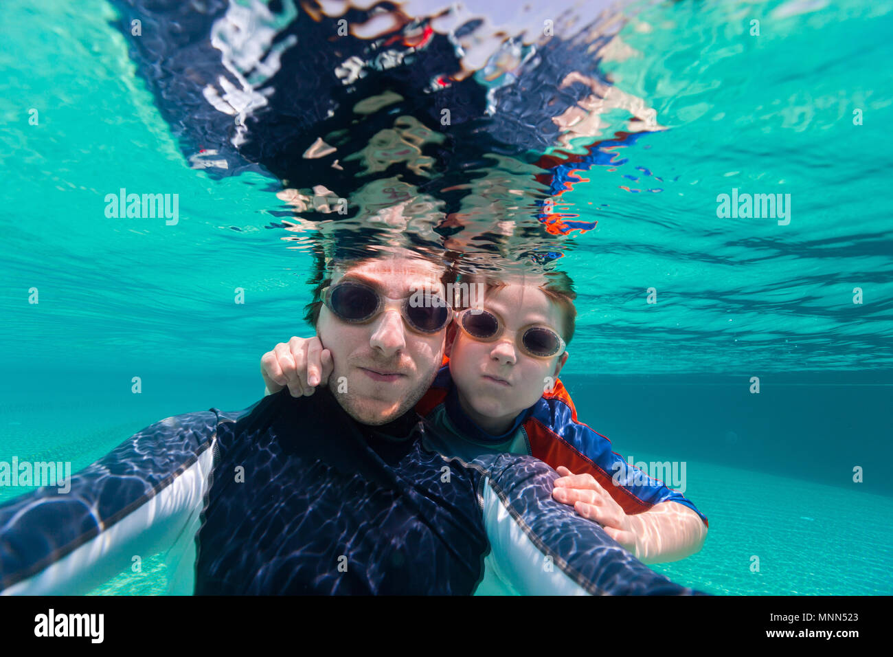 Vater und Sohn Schwimmen unter Wasser und selfie Stockfoto