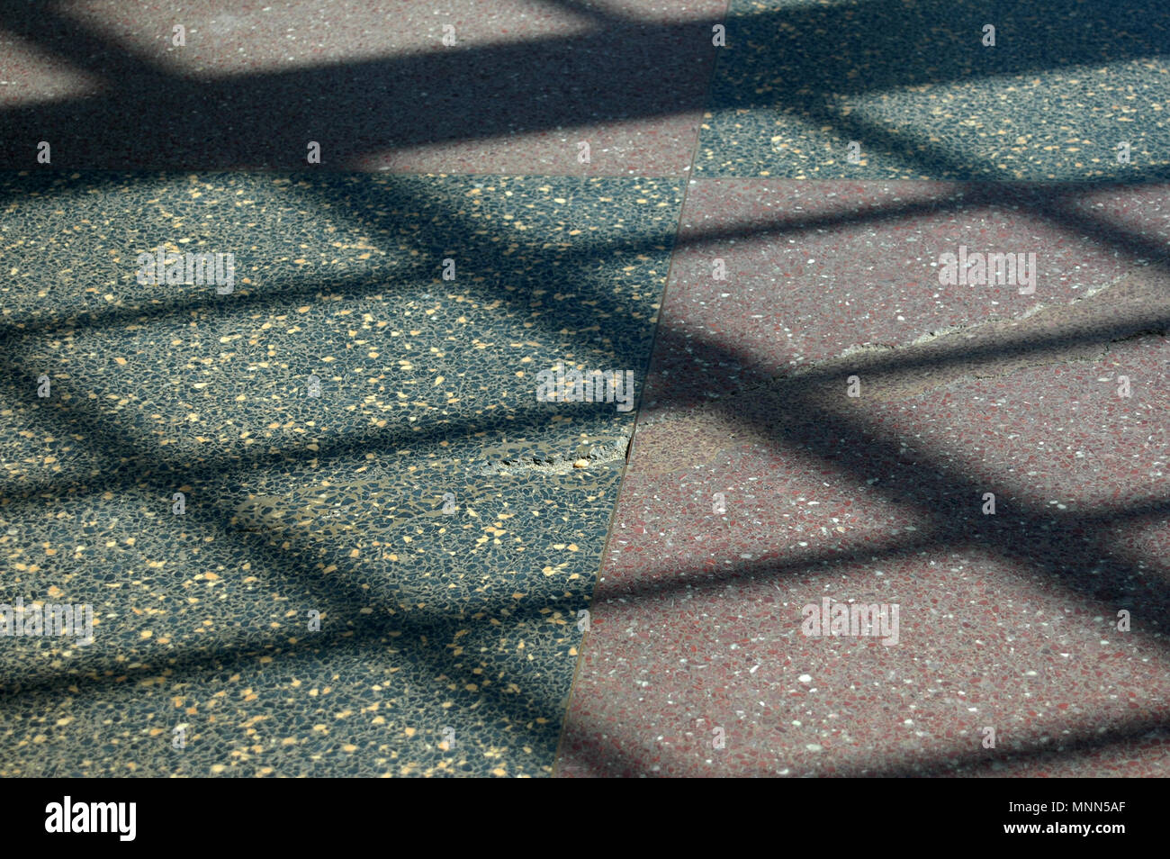Fensterscheibe Schatten auf einem mehrfarbigen Marmorboden in Asbury Stockfoto