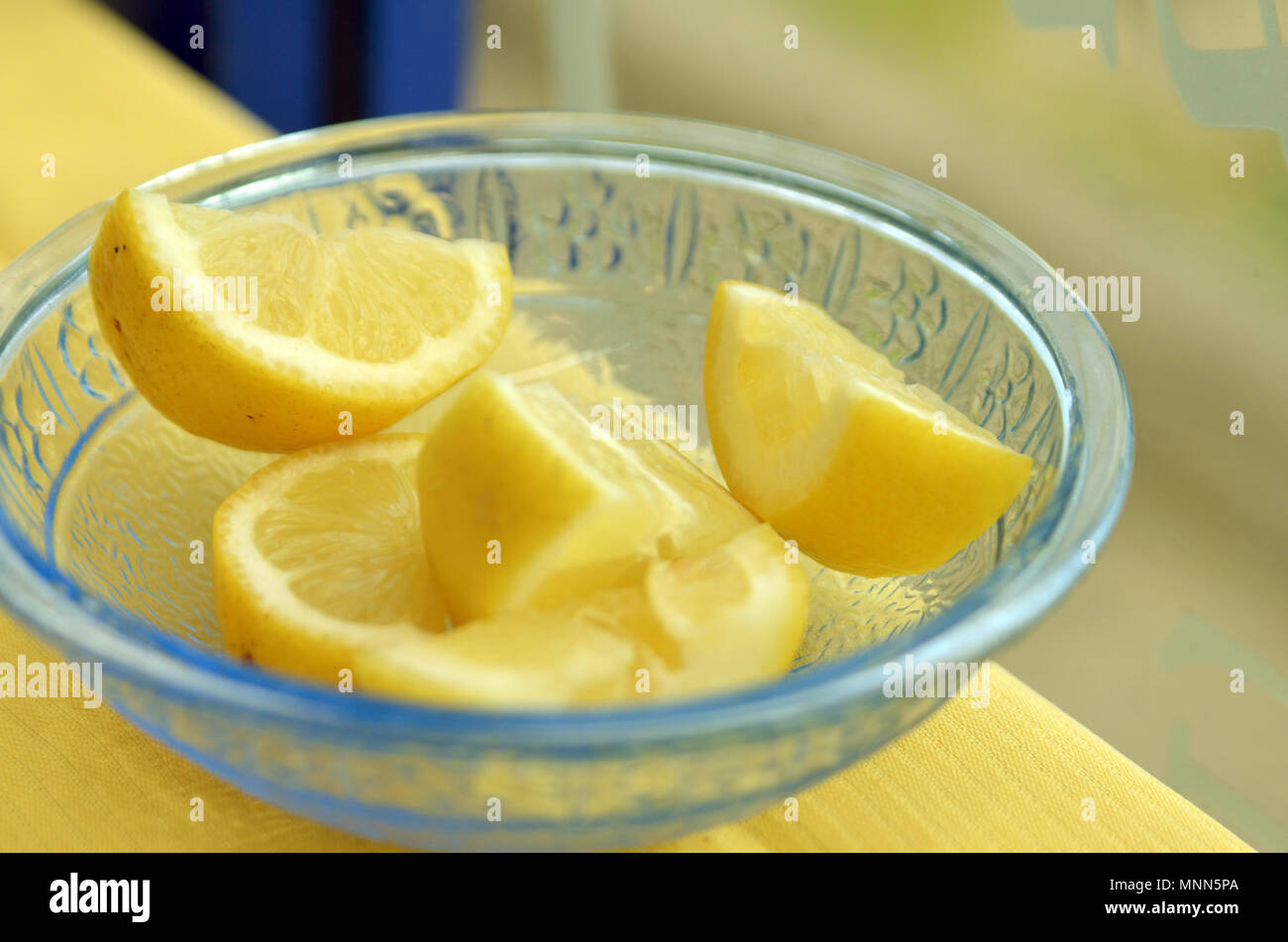 Nahaufnahme des Zitronekeile in einem klaren Glasschale Stockfoto
