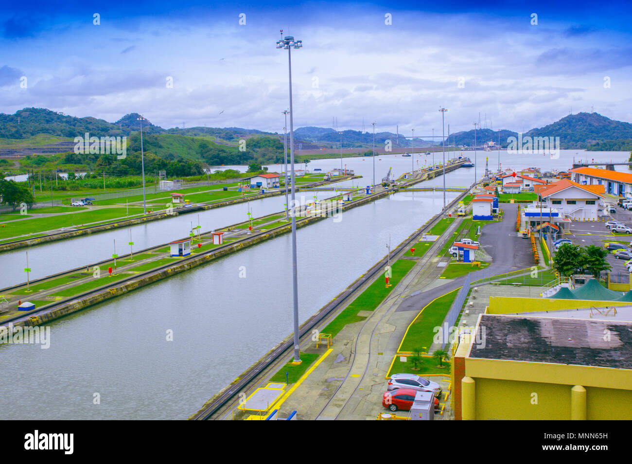 PANAMA CITY, Panama - 20. APRIL 2018: Dies ist der erste Satz der Sperren auf dem Atlantik Eingang des Panama Kanals. Schiffe sind insgesamt 87 Meter über dem Meeresspiegel angehoben Stockfoto