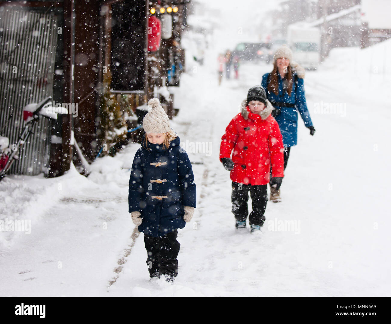 Familie von Mutter und Kinder in historischen japanischen Dorf Shirakawago im Winter, einer von