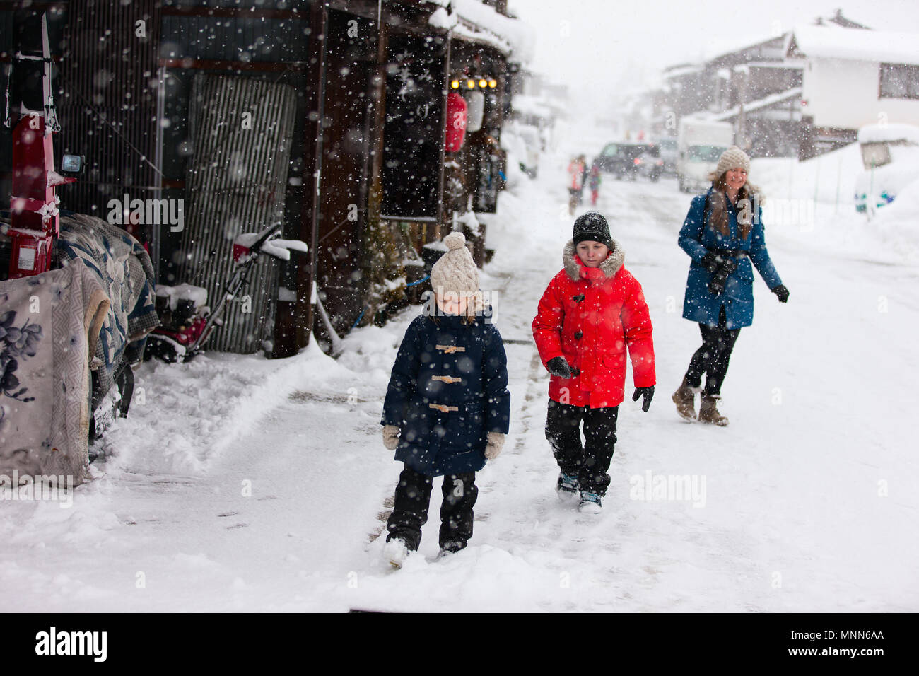 Familie von Mutter und Kinder in historischen japanischen Dorf Shirakawago im Winter, einer von