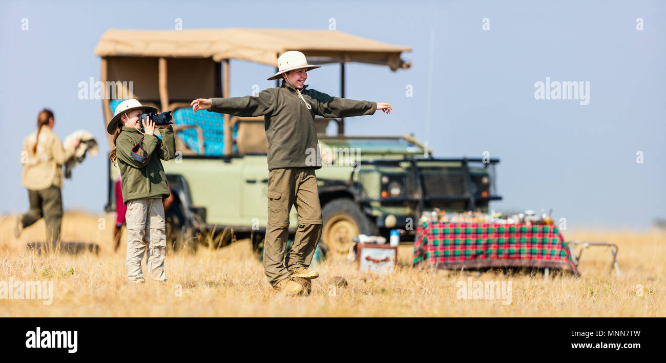 Kinder Bruder und Schwester African Safari Urlaub genießen Bush Frühstück Stockfoto