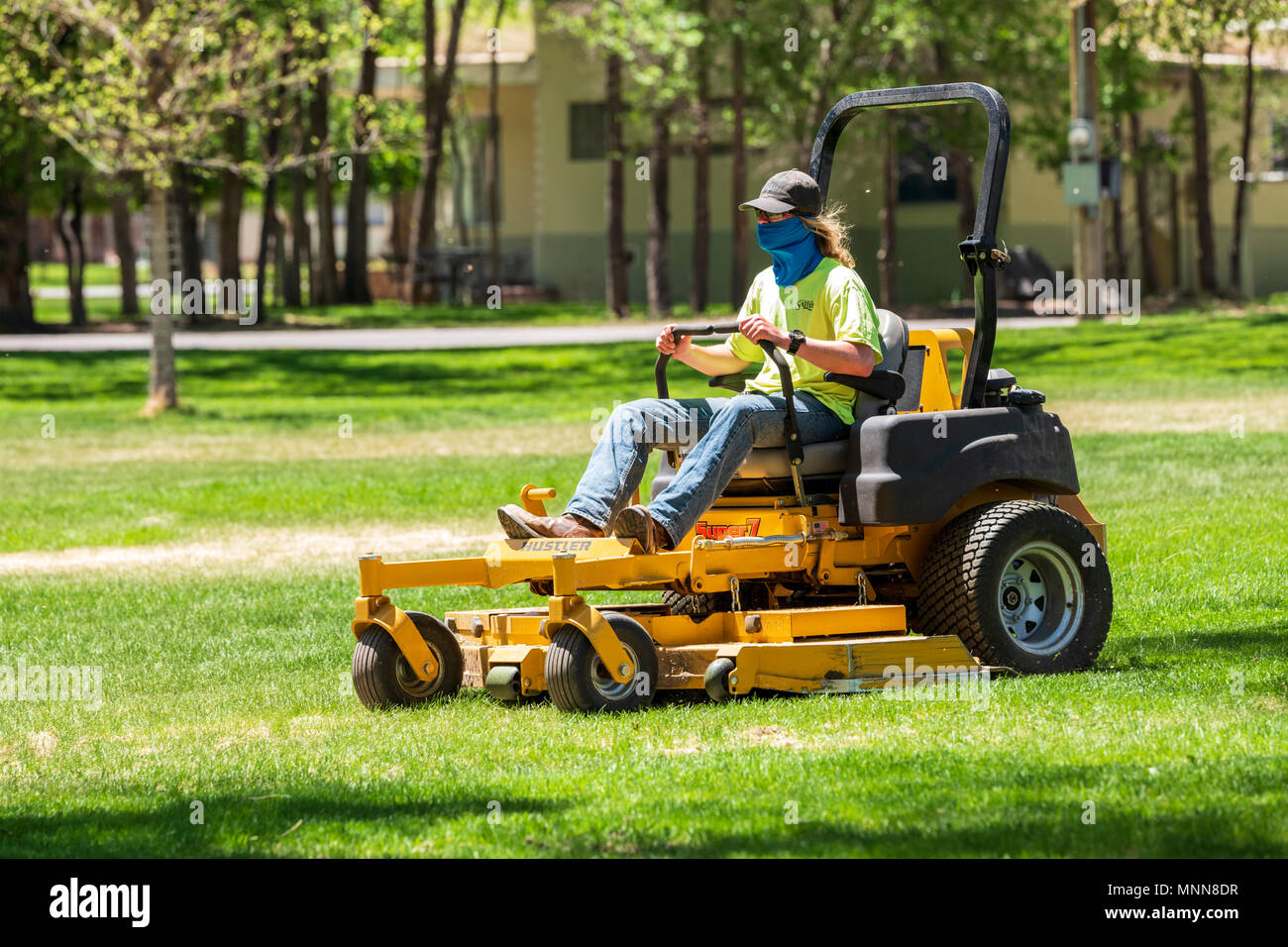 Salida Stadtarbeiter mähen das Gras; Thonhoff Park; Chaffee County Courthouse, Salida, Colorado, USA Stockfoto