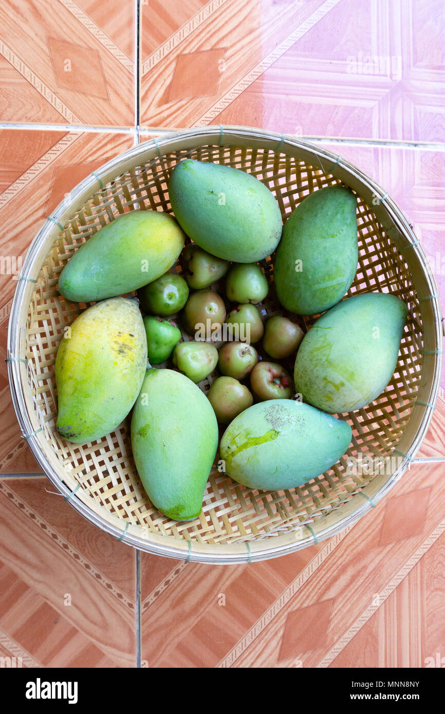 Vietnamesische unreife Mango und Pflaume Stockfoto