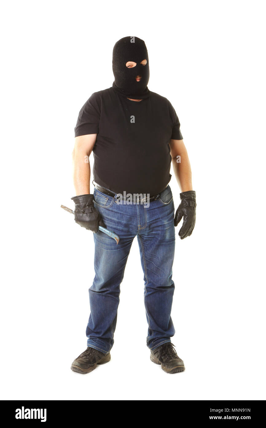 Eine stehende Person von der Front mit schwarzem T-Shirt, blue Jeans mit einem schwarzen Balaklawa Holding eine brechstange vor weißem Hintergrund maskiert. Stockfoto