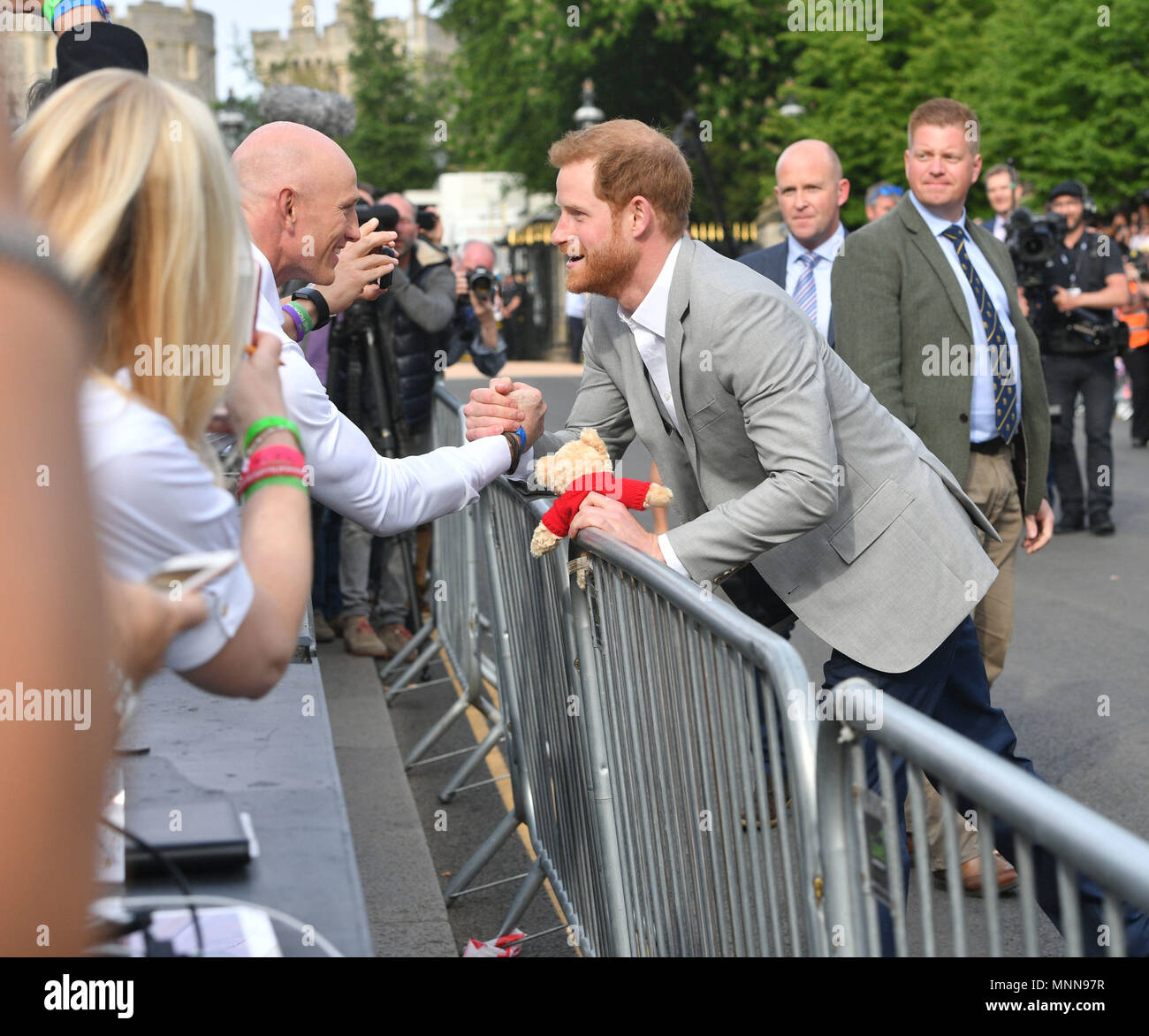 Weiterverbreitung Namen hinzugefügt. Prinz Harry spricht mit Dean Stott, 41, aus Aberdeen bei einem Rundgang in Windsor, als er Mitglieder der Öffentlichkeit vor seiner Hochzeit Meghan Markle dieses Wochenende erfüllt. Stockfoto