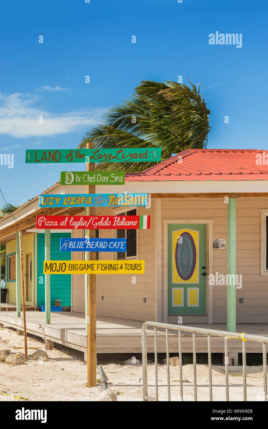 Caye Caulker, Belize - Dezember 20, 2016: Blick in die bunte Holzhaus in Caye Caulker. Es ist eine kleine Insel in der Nähe von Ambergris Caye, Belize. Stockfoto