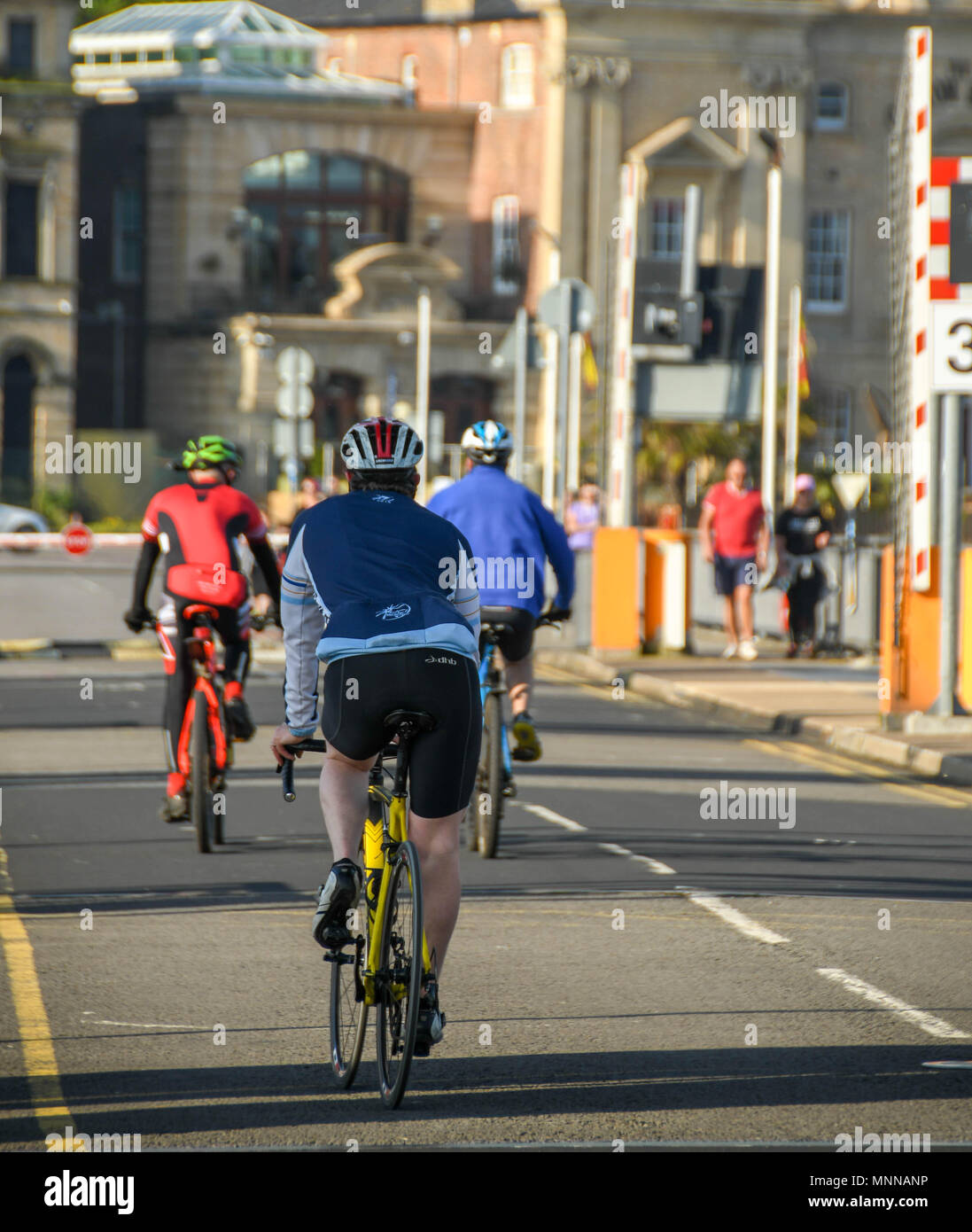 Jogger und Radfahrer Überqueren der Cardiff Bay Barrage im Morgenlicht Stockfoto