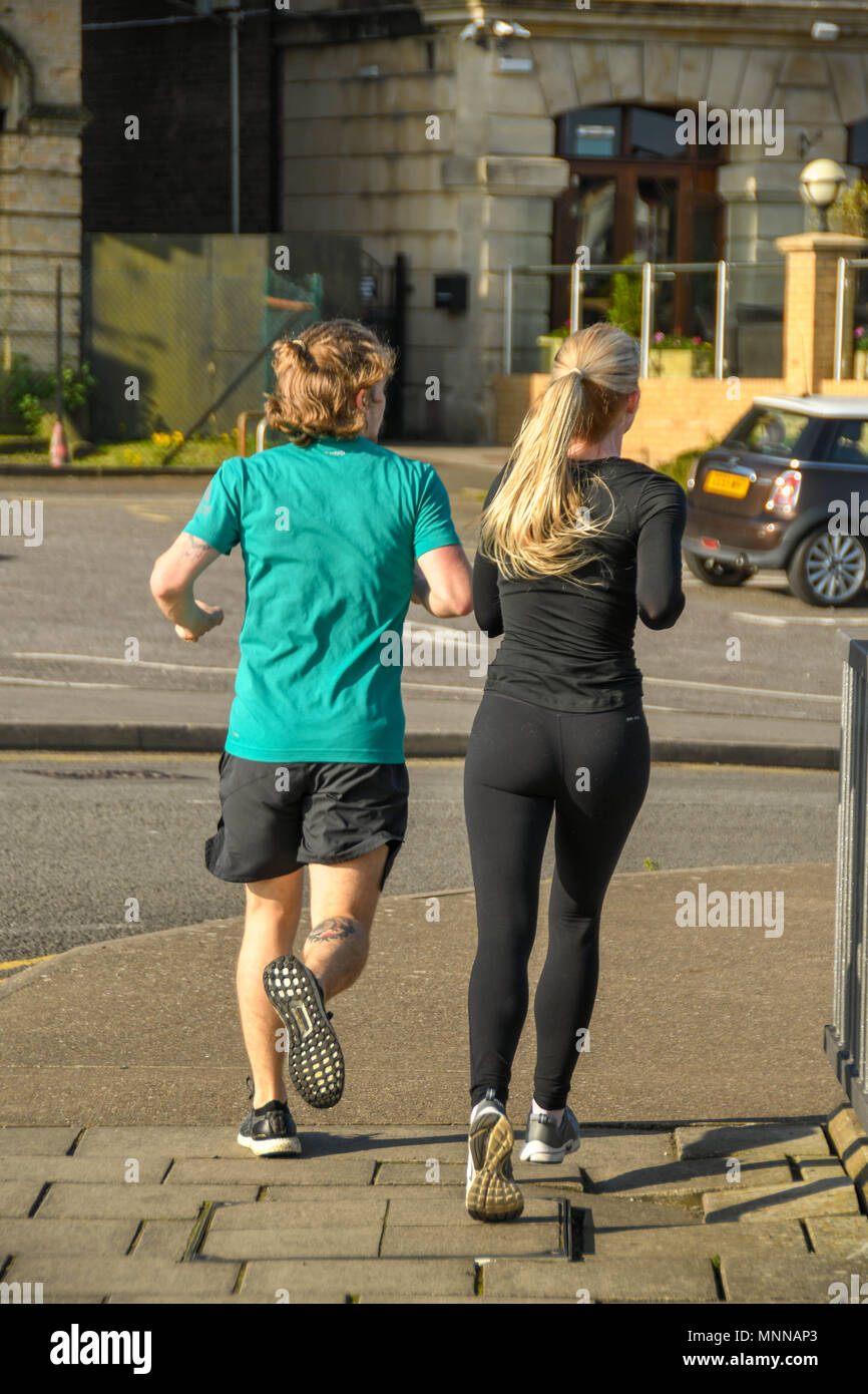 Zwei Leute in Cardiff Bay im frühen Morgenlicht laufen Stockfoto