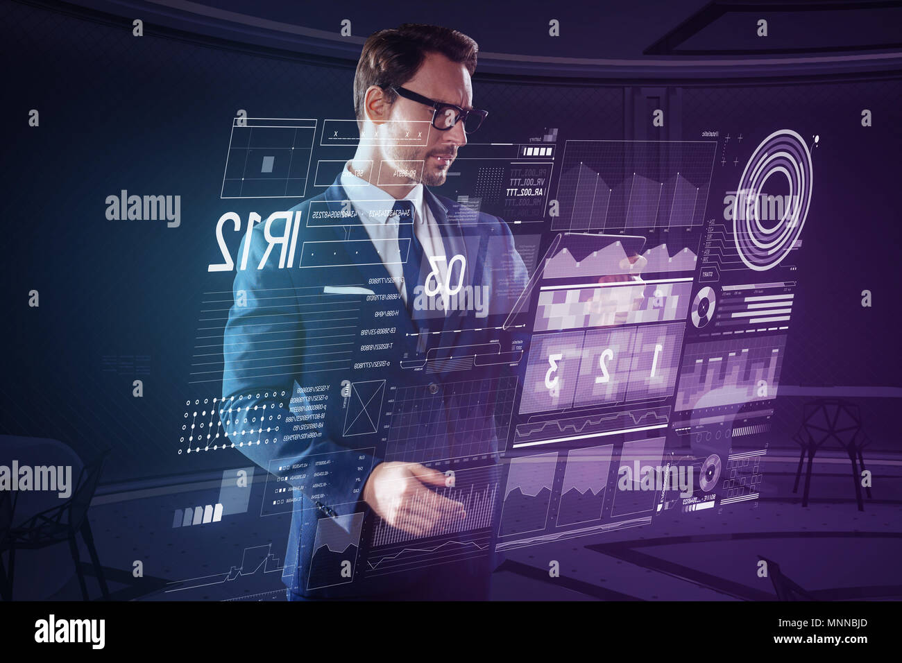 Ruhe Web Developer nachdenklich auf den Bildschirm zu schauen und Arbeiten Stockfoto